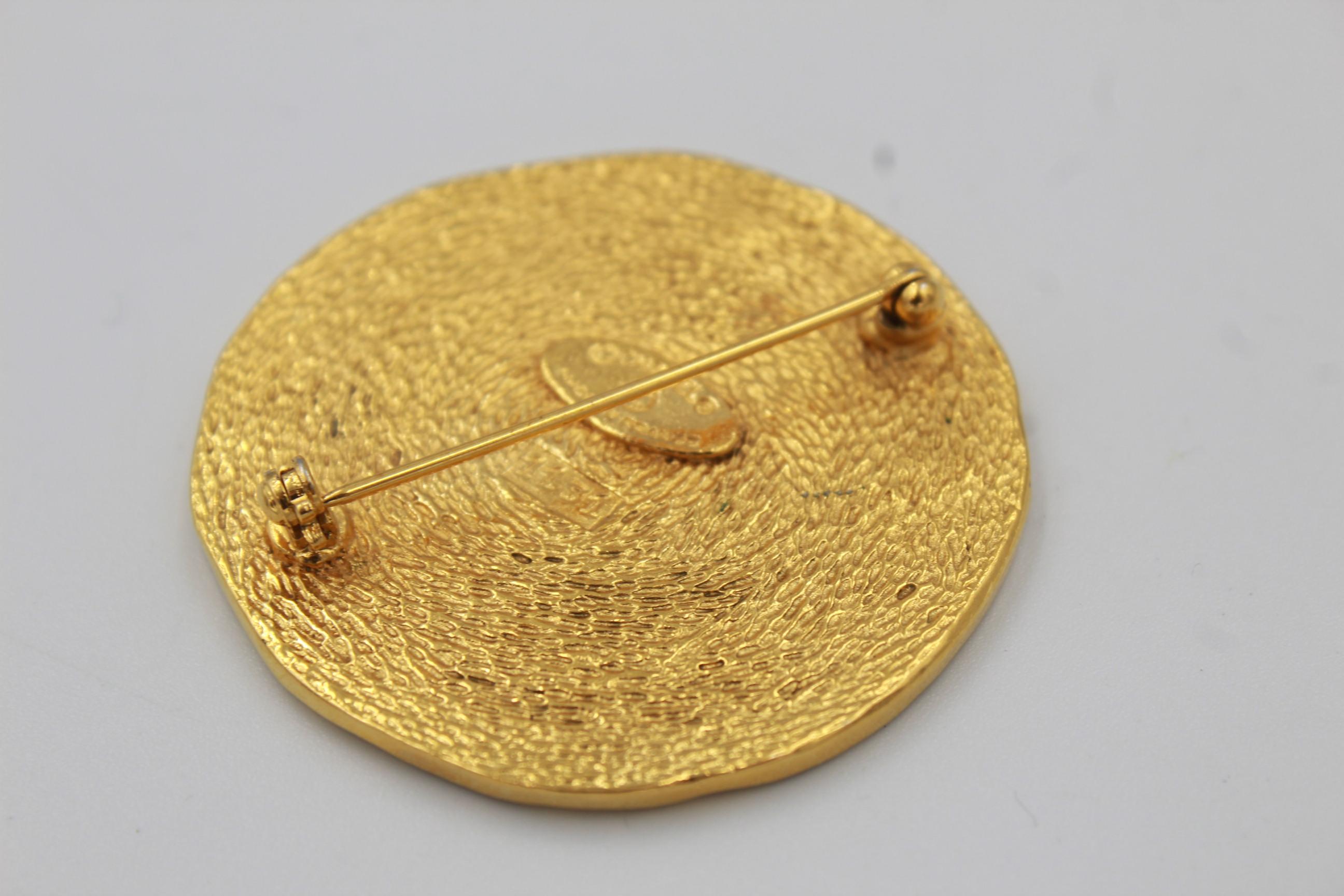 Vintage Gold Plated Chanel Brooch Rue Cambon In Excellent Condition For Sale In Paris, FR
