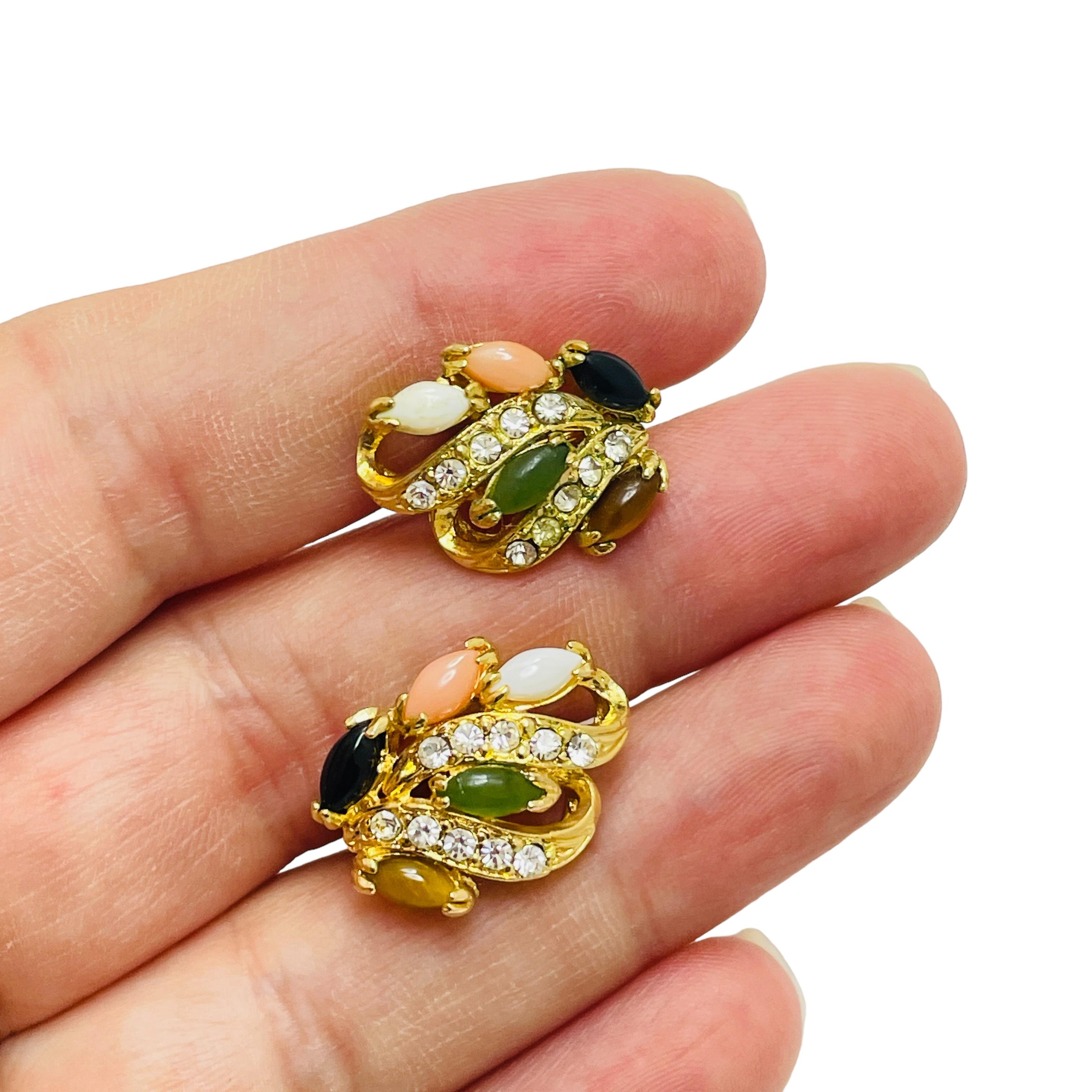 Vergoldete Koralle Onyx Tigerauge Jade Opal Clip auf Ohrringe Vintage Damen im Angebot