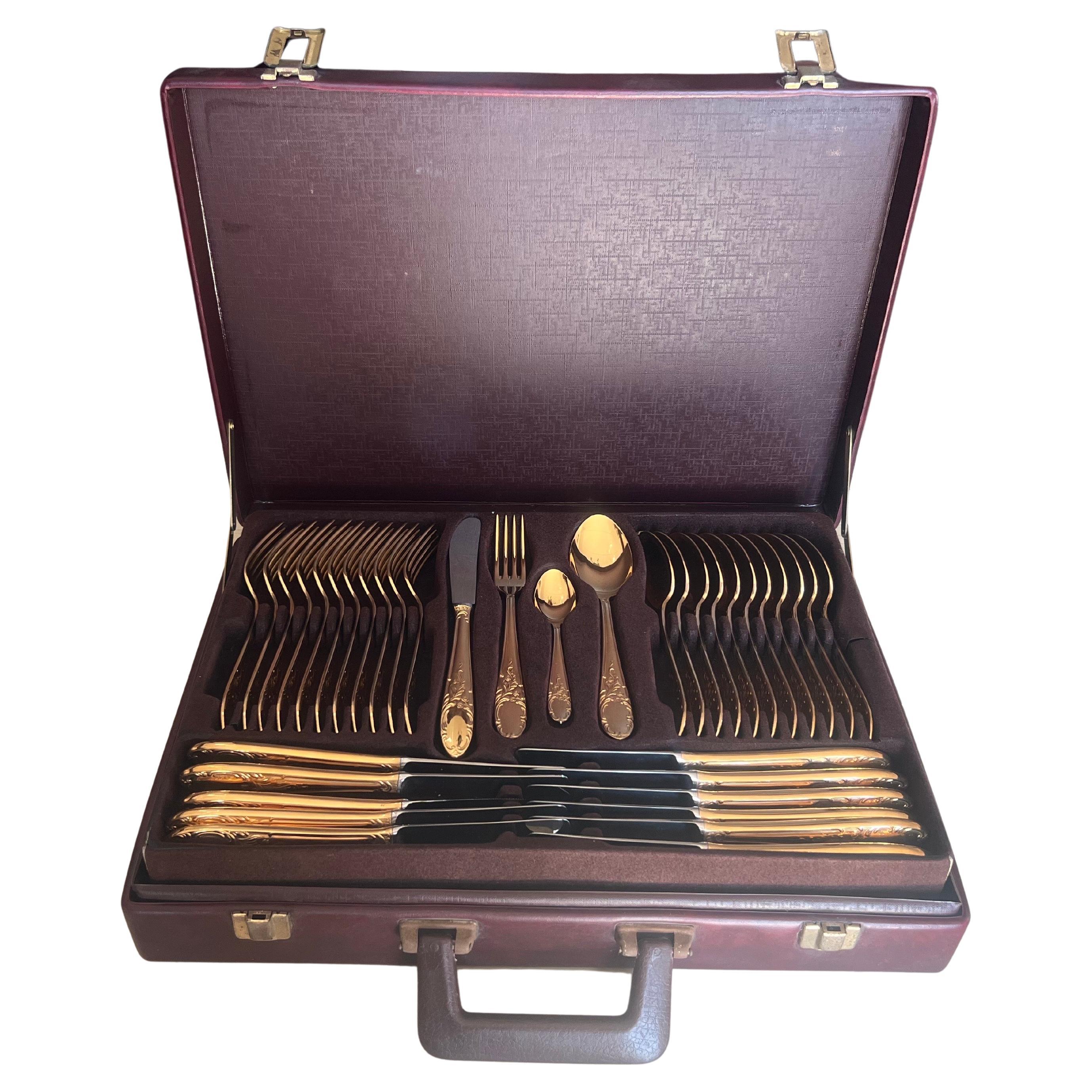 Excepcional juego de cubiertos vintage de 90 piezas creado por RSG Rostfrei Solingen, en acero inoxidable y chapado en oro de 23 quilates. Todas las piezas tienen una delicada decoración a ambos lados del asa. Se presenta en su maletín original, con