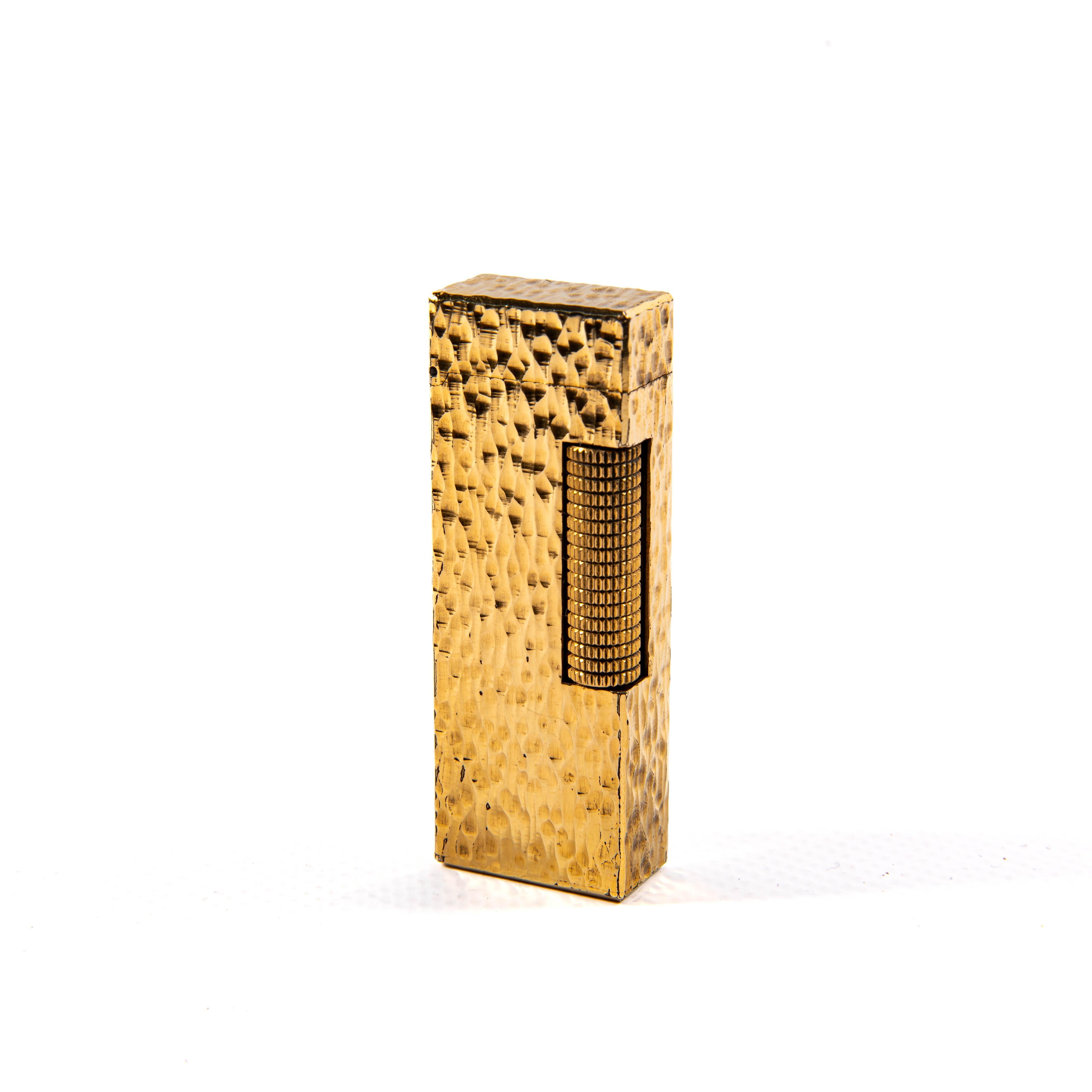 Dunhill, eine Ikone der Luxusgüterindustrie, ist seit langem für seine Meisterschaft in der Herstellung opulenter und zugleich funktioneller Raucheraccessoires bekannt. Als Pionier auf dem Gebiet des Feuerzeugdesigns ist das Modell Rollagas von