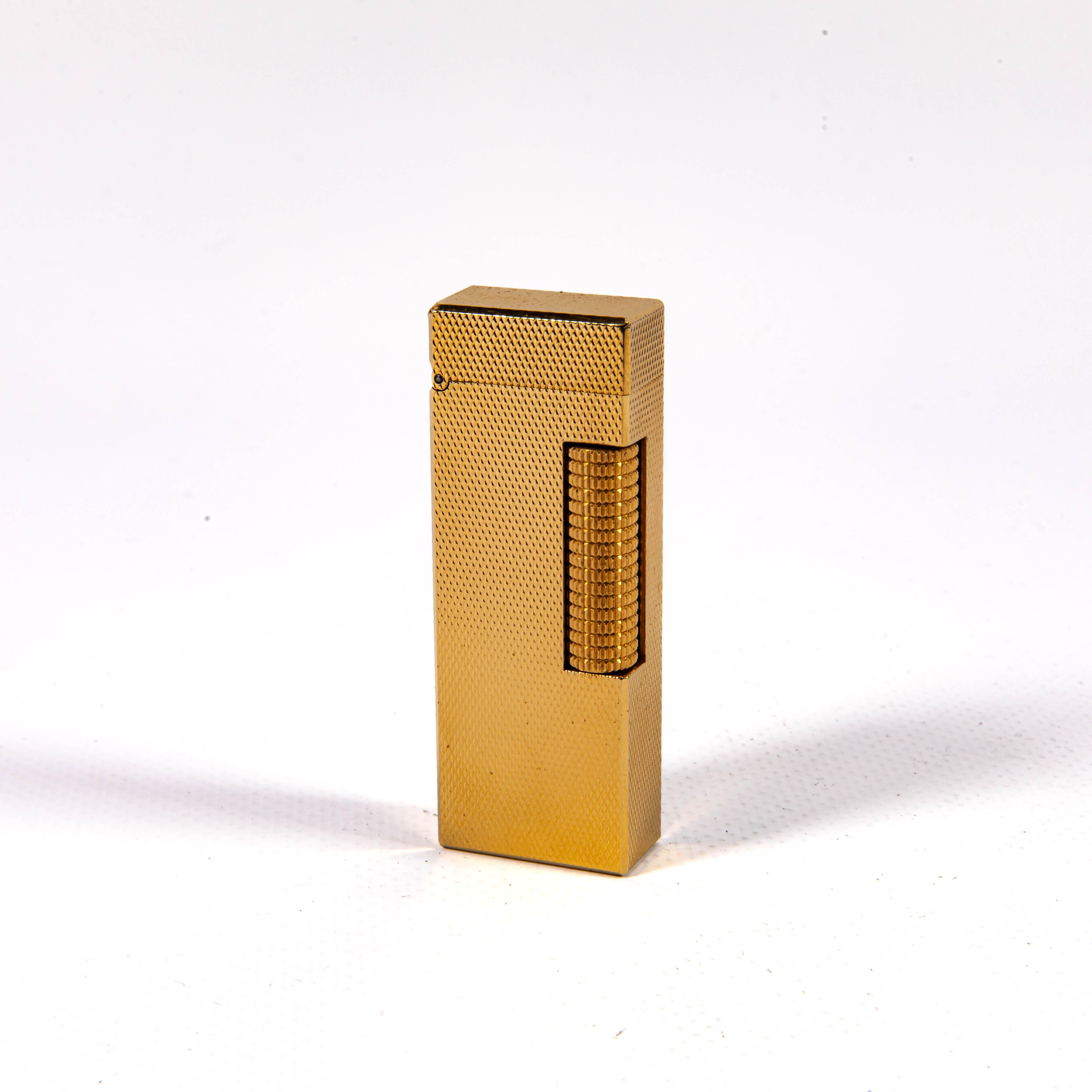 Dunhill, a revered name in luxury accessories, offers more than a century's legacy in crafting distinctive lighters. Noted for their exceptional quality, Dunhill has consistently catered to those with a penchant for elegance and craftsmanship. As