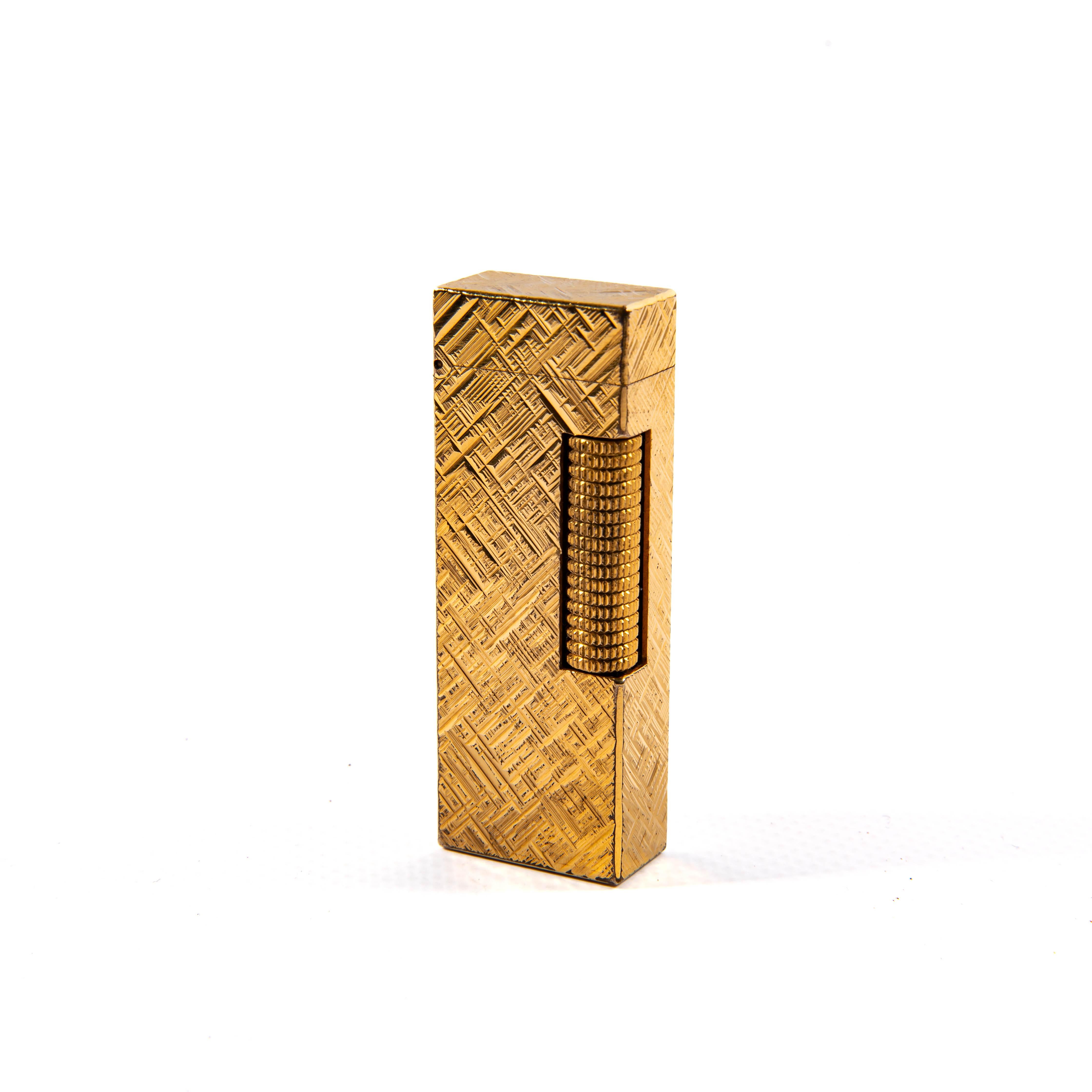 Since the 1970s, Dunhill has been synonymous with creating distinguished lighters that echo a legacy of innovation and elegance. The Dunhill Rollagas exemplifies the brand’s dedication to precision and craftsmanship. With its origins rooted in the