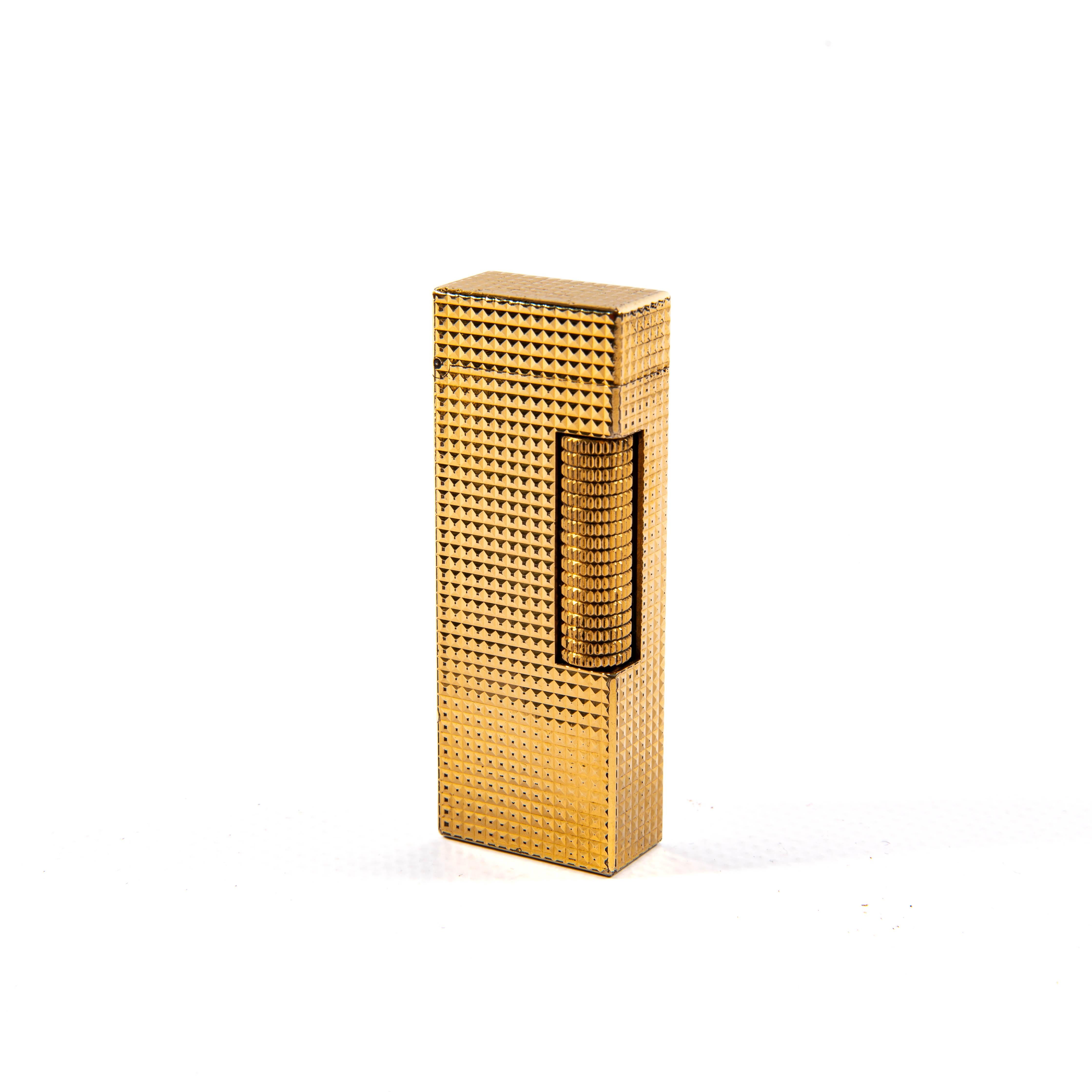 Dunhill, eine Ikone im Bereich der luxuriösen Raucheraccessoires, ist seit langem ein Symbol für Prestige und Raffinesse. Dunhill-Feuerzeuge sind für ihr zeitloses Design und ihre hervorragende Handwerkskunst bekannt und bei Liebhabern und Sammlern
