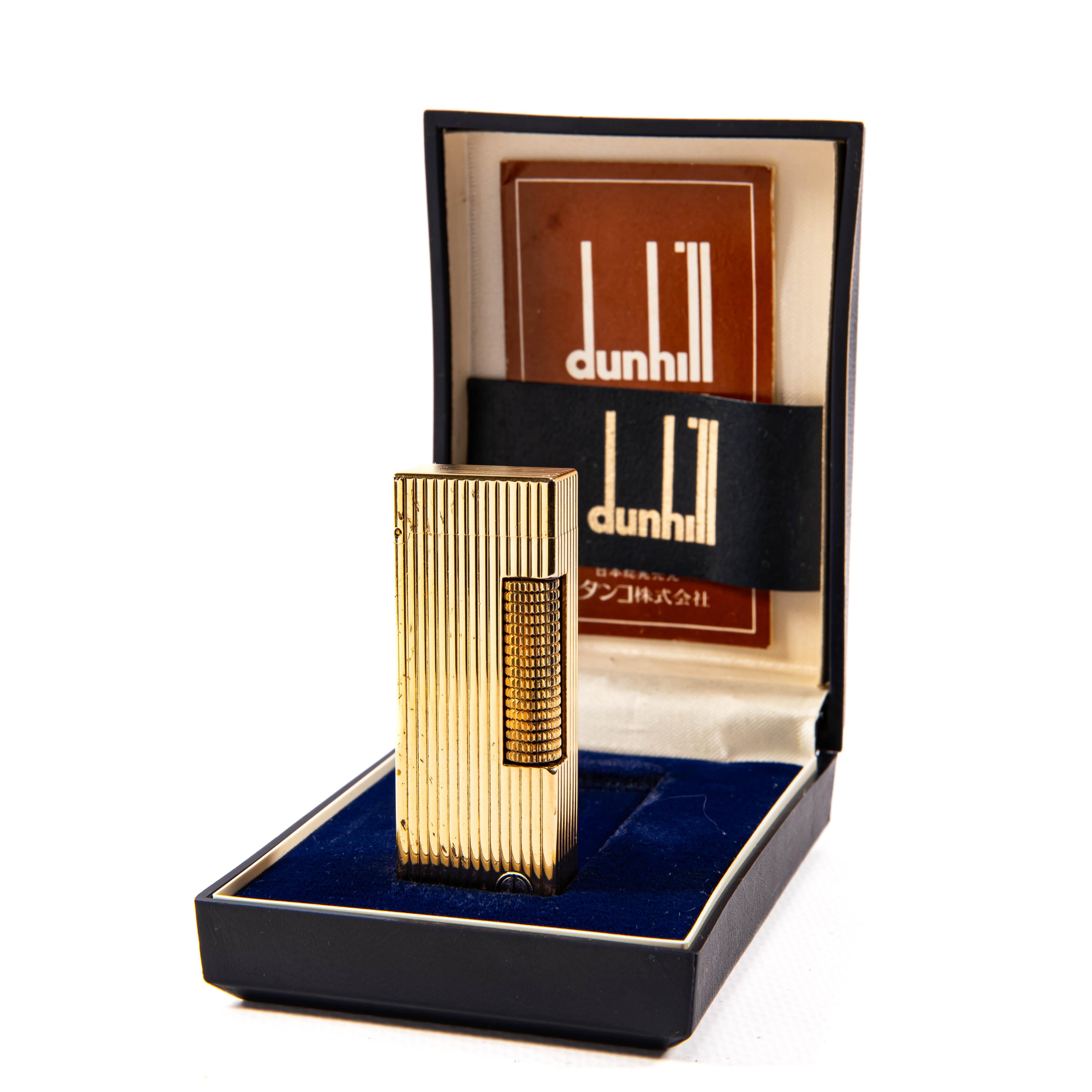 Dunhill, ein Name, der für Raffinesse und unvergleichliche Handwerkskunst steht, wird seit langem in der Welt der Luxusaccessoires verehrt. Dunhill Feuerzeuge sind für ihren innovativen Geist und ihr Engagement für Spitzenleistungen bekannt und
