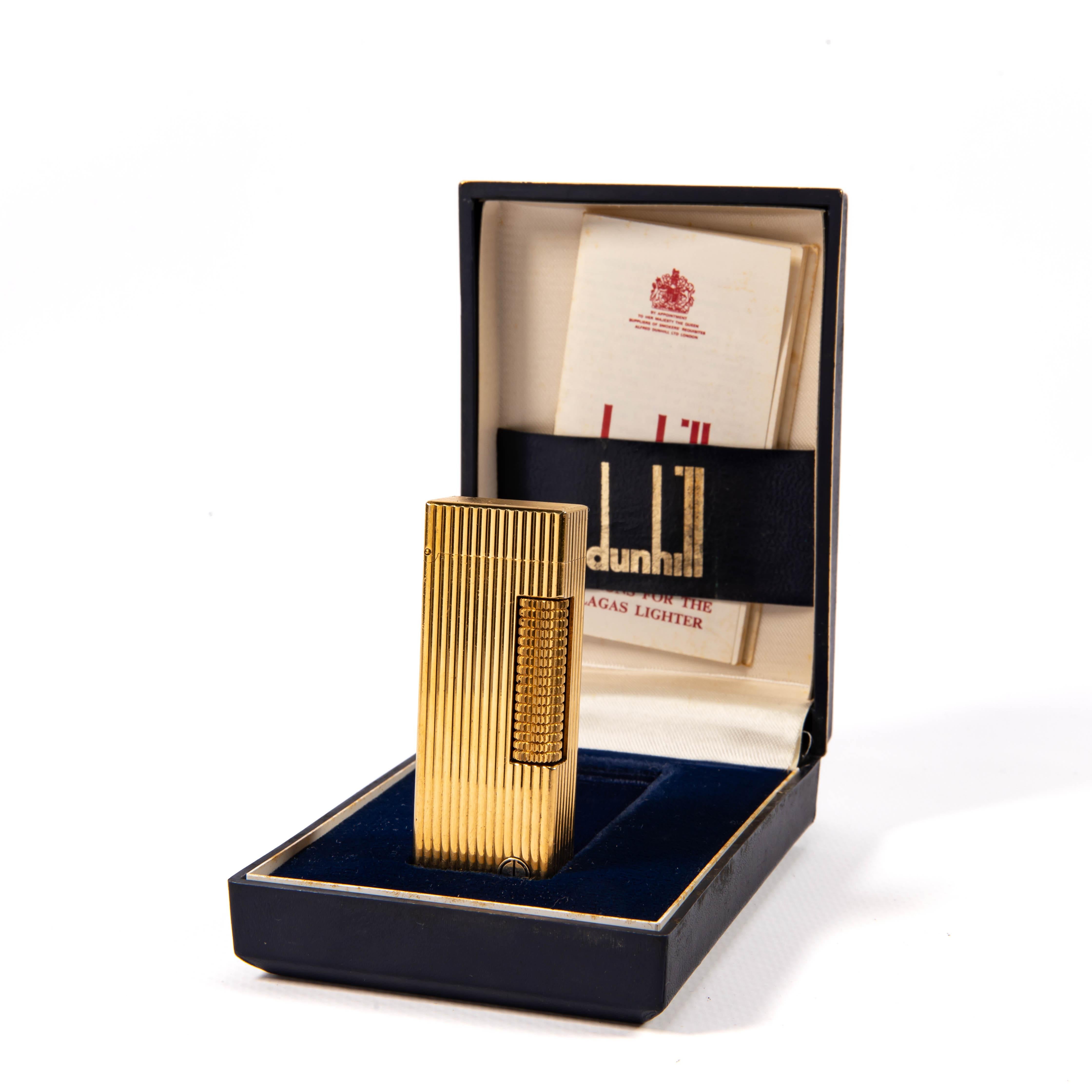Symbole du luxe et de l'élégance britanniques, le nom de Dunhill porte en lui un riche héritage de savoir-faire, notamment dans le monde des briquets fins. Depuis qu'Alfred Dunhill a fondé la marque, celle-ci est synonyme de sophistication et de