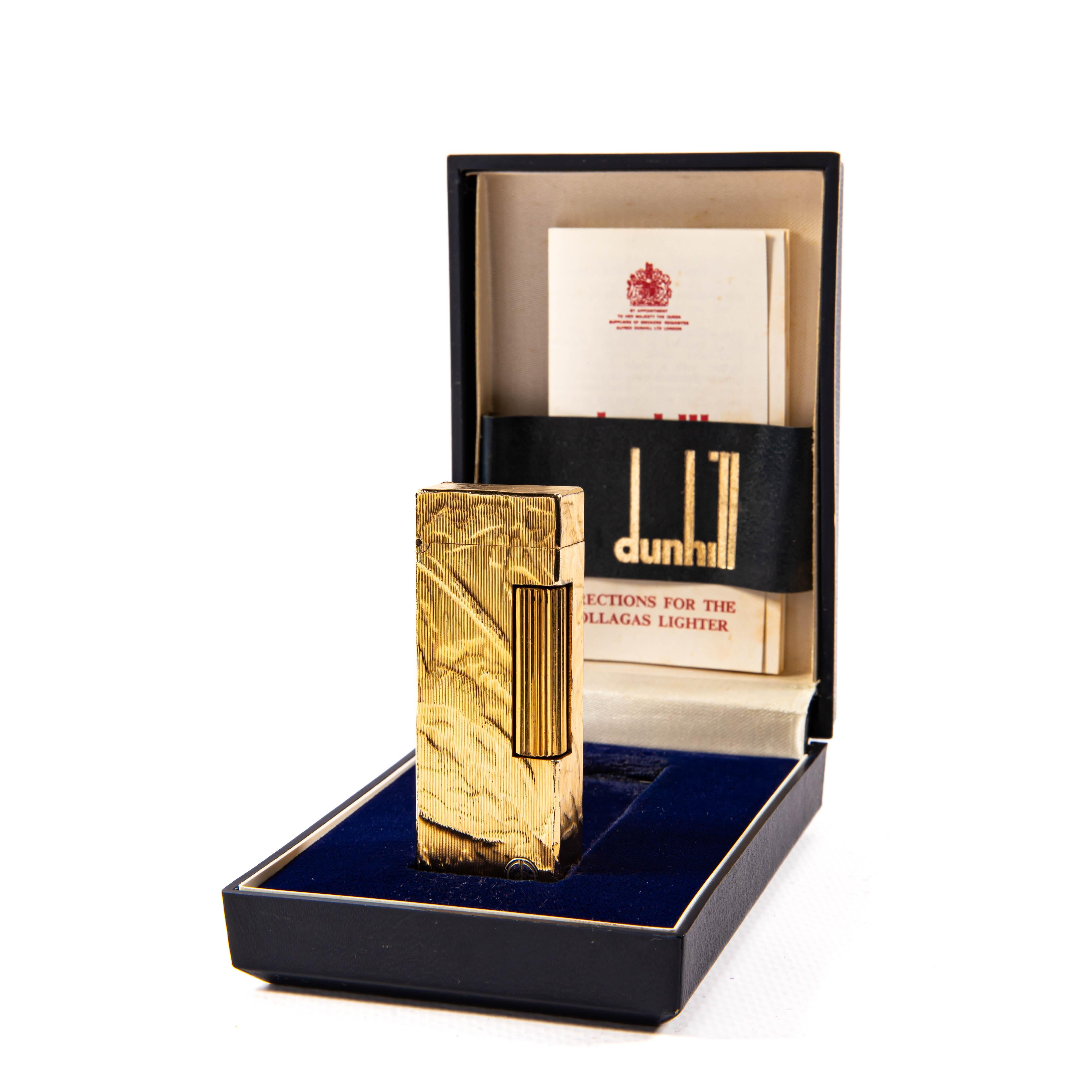 Dunhill, ein Name, der für Luxus und Raffinesse steht, stellt seit den frühen 1900er Jahren außergewöhnliches Raucherzubehör her. Dunhill-Feuerzeuge sind dafür bekannt, dass sie exquisites Design mit Funktionalität verbinden. Seit Jahrzehnten