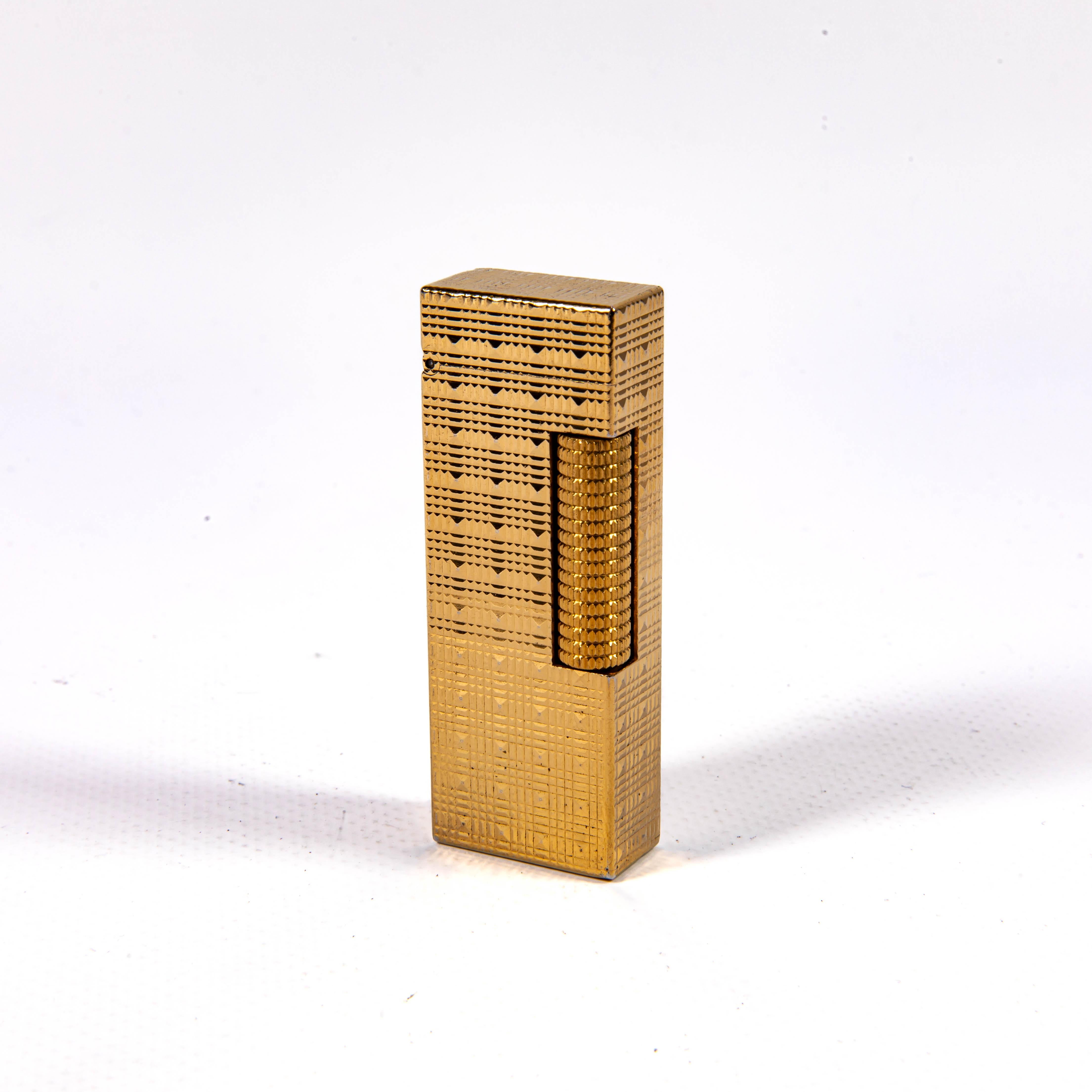 Alfred Dunhill, a name synonymous with luxury and unrivaled craftsmanship, has been at the forefront of fine lighter design since the early 20th century. Known for their elegant and dependable designs, Dunhill lighters have long been a symbol of