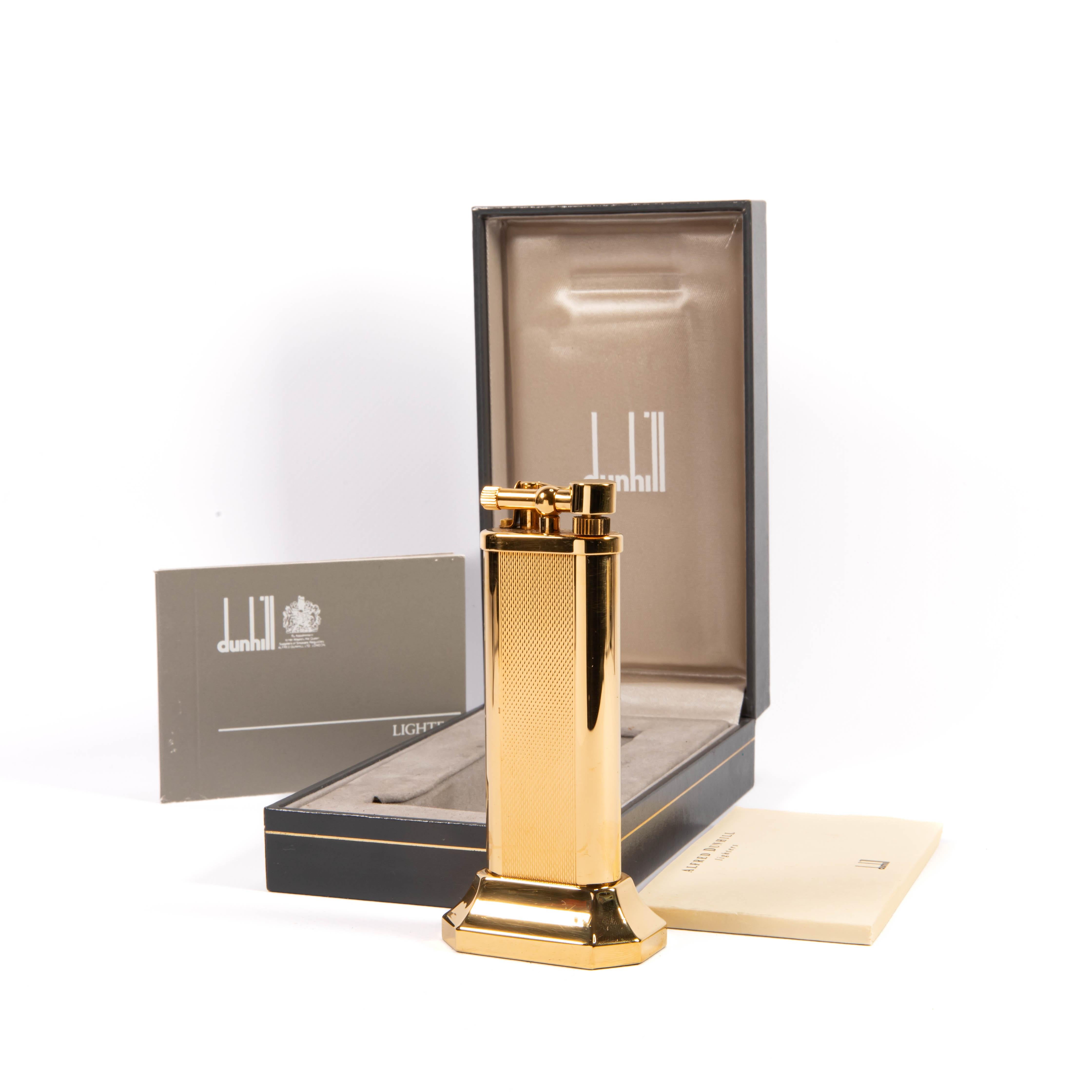 Dunhill, renowned for its pioneering spirit and elegant designs, has been a stalwart of luxury accessories since 1887. Founded by Alfred Dunhill, the brand became synonymous with quality and innovation, particularly in the realm of smoking