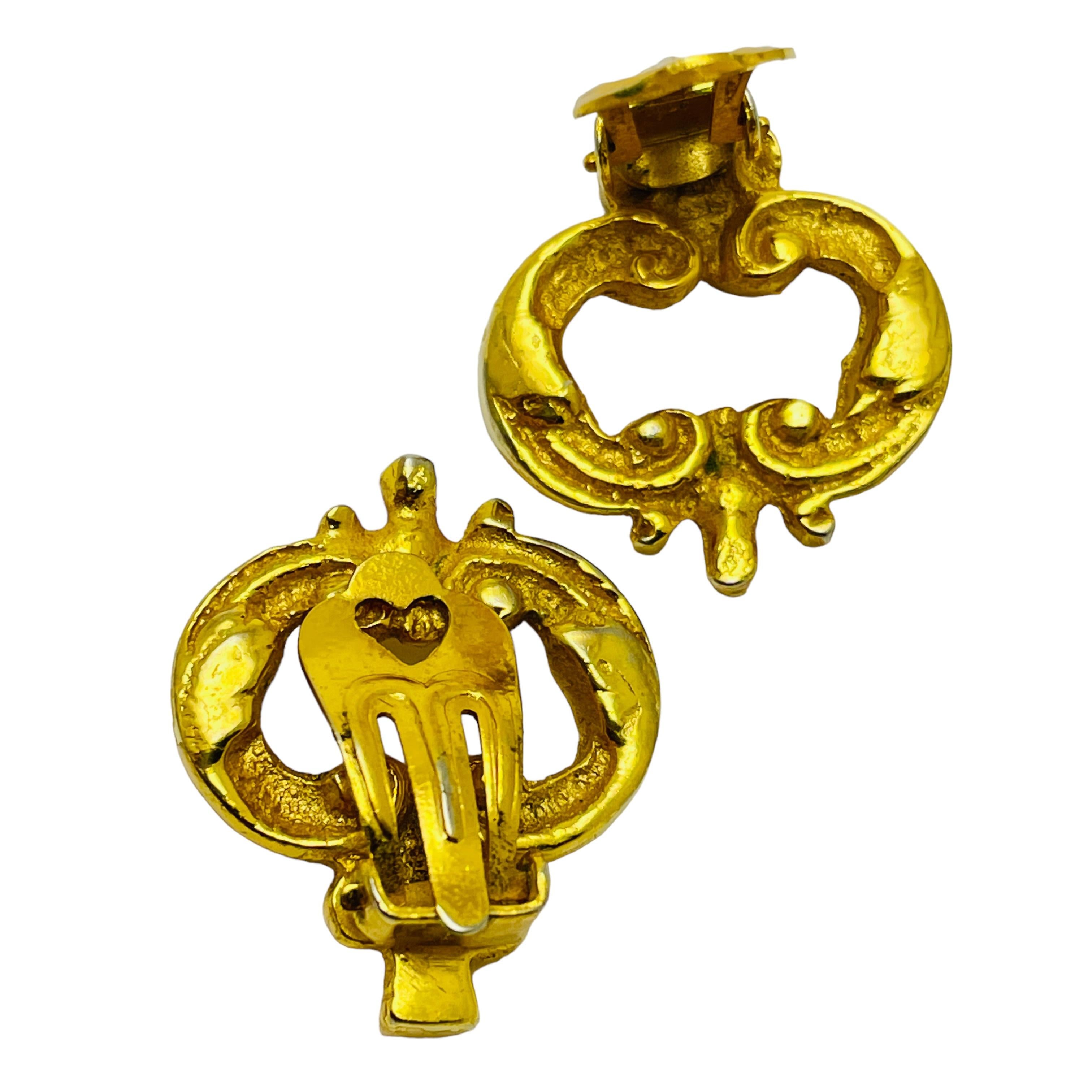 Vintage gold plated etruscan designer clip on earrings In Good Condition For Sale In Palos Hills, IL