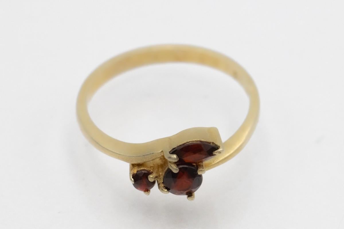 Gold-plated vintage ring with a sophisticated form and faceted natural garnets.

Jeweller's size: 13 (53) - no size adjustment possible.

Weight: 1.8g

Origin: Germany, second half of the 20th century.

Very good condition, no damage.