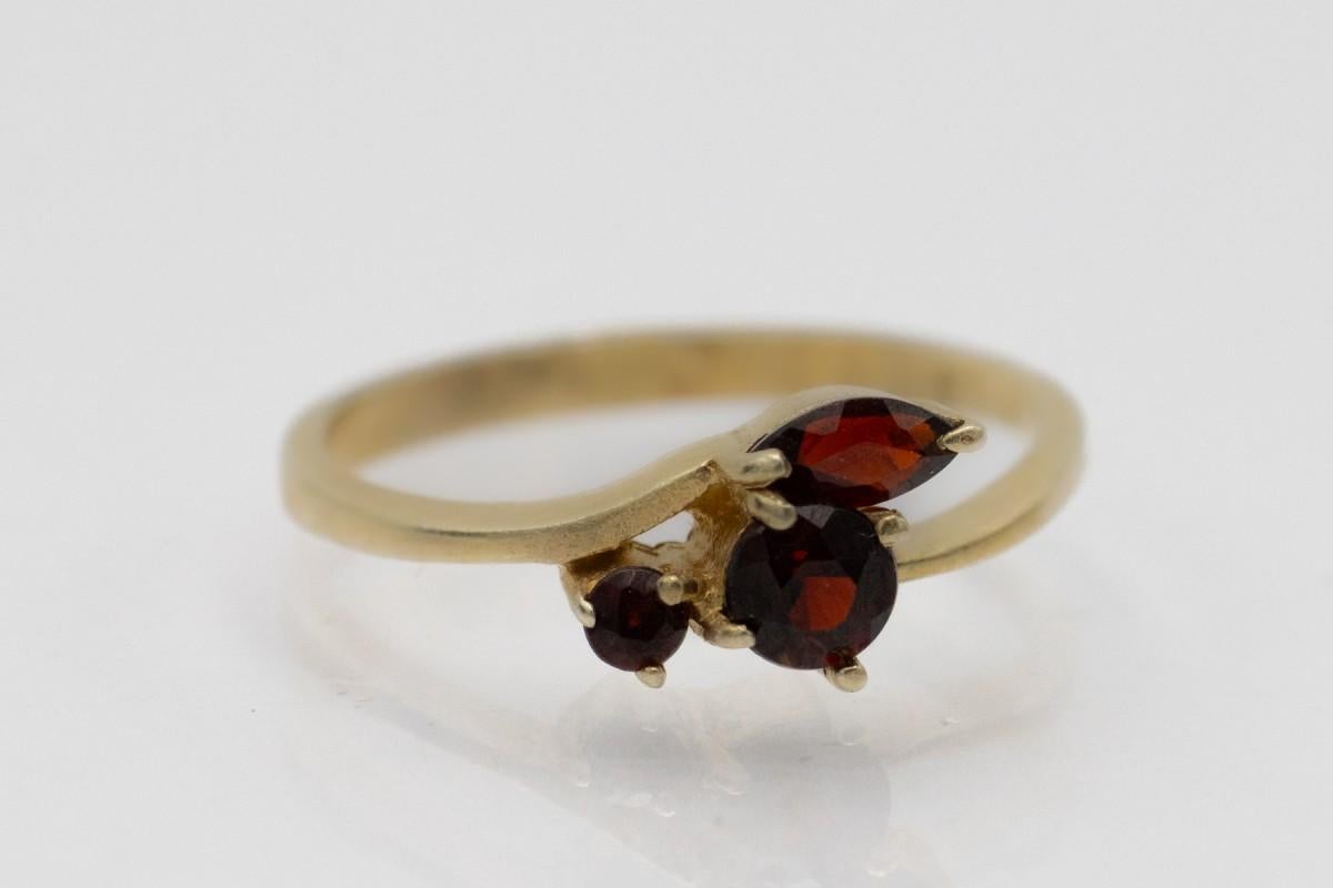 Round Cut Vintage gold plated garnet ring. For Sale