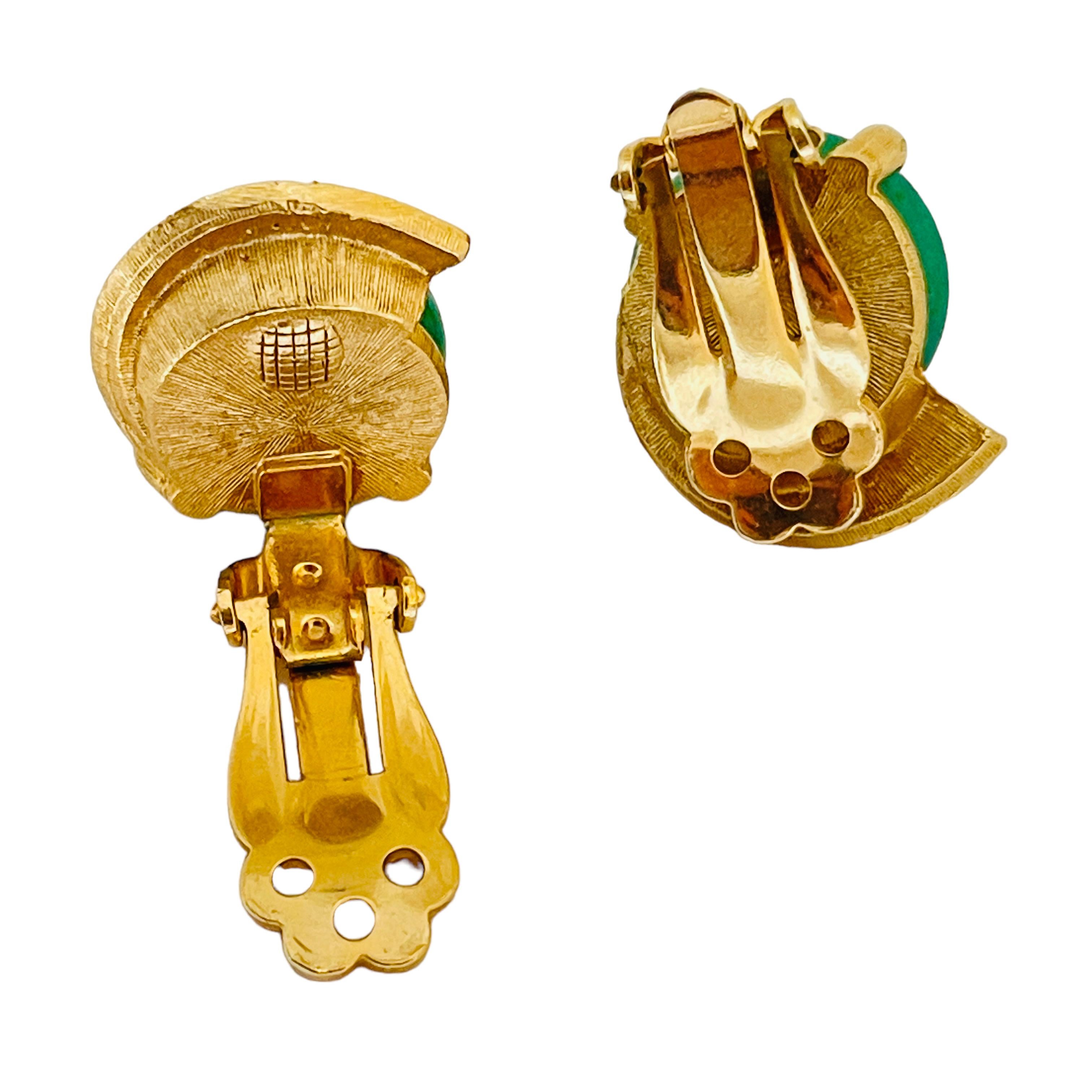 Vintage vergoldet Glas Jade Designer Clip auf Ohrringe im Zustand „Gut“ im Angebot in Palos Hills, IL