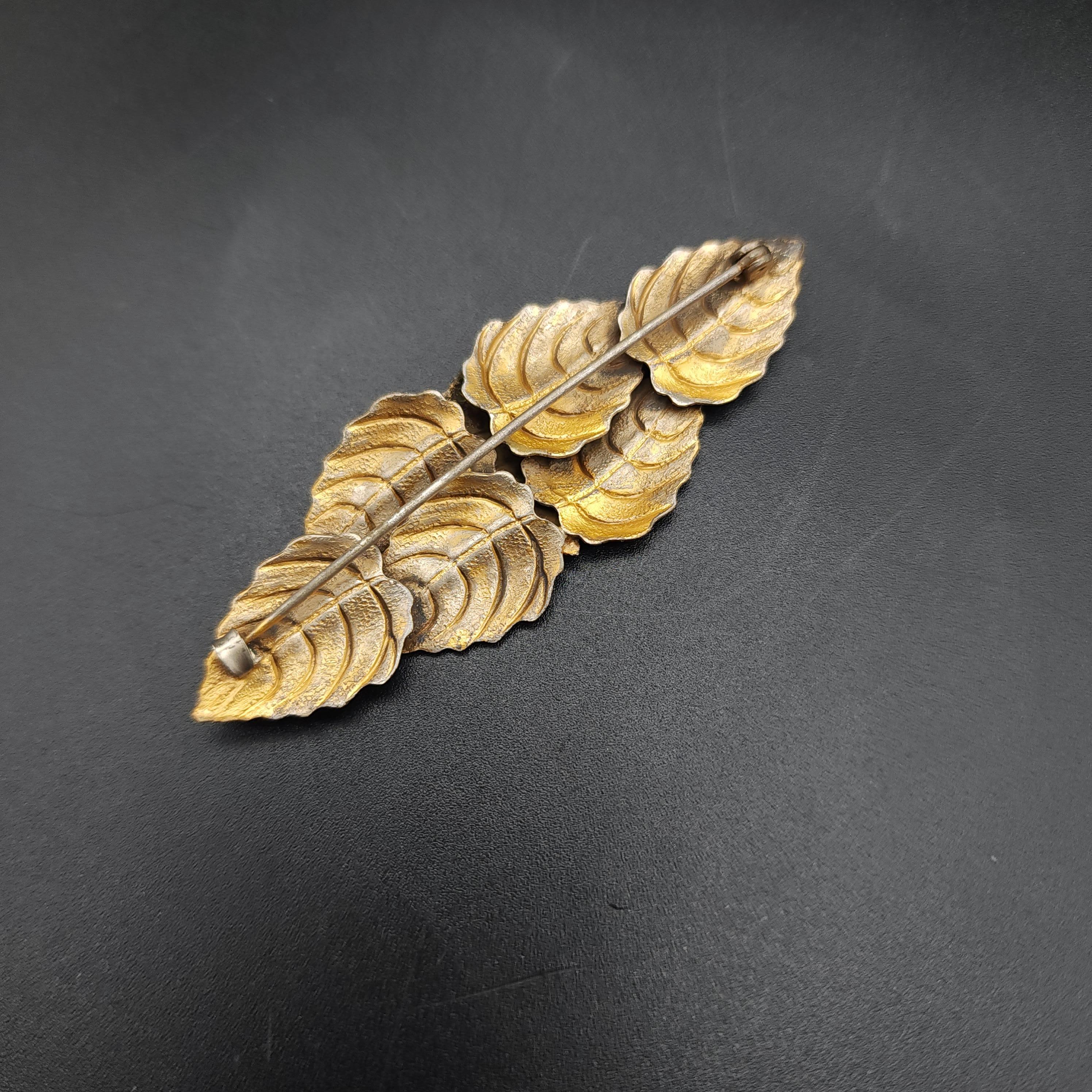 Retro Vintage Gold-Plated Leaf Cluster Brooch - Elegant 7 Leaf Design, 20th Century For Sale