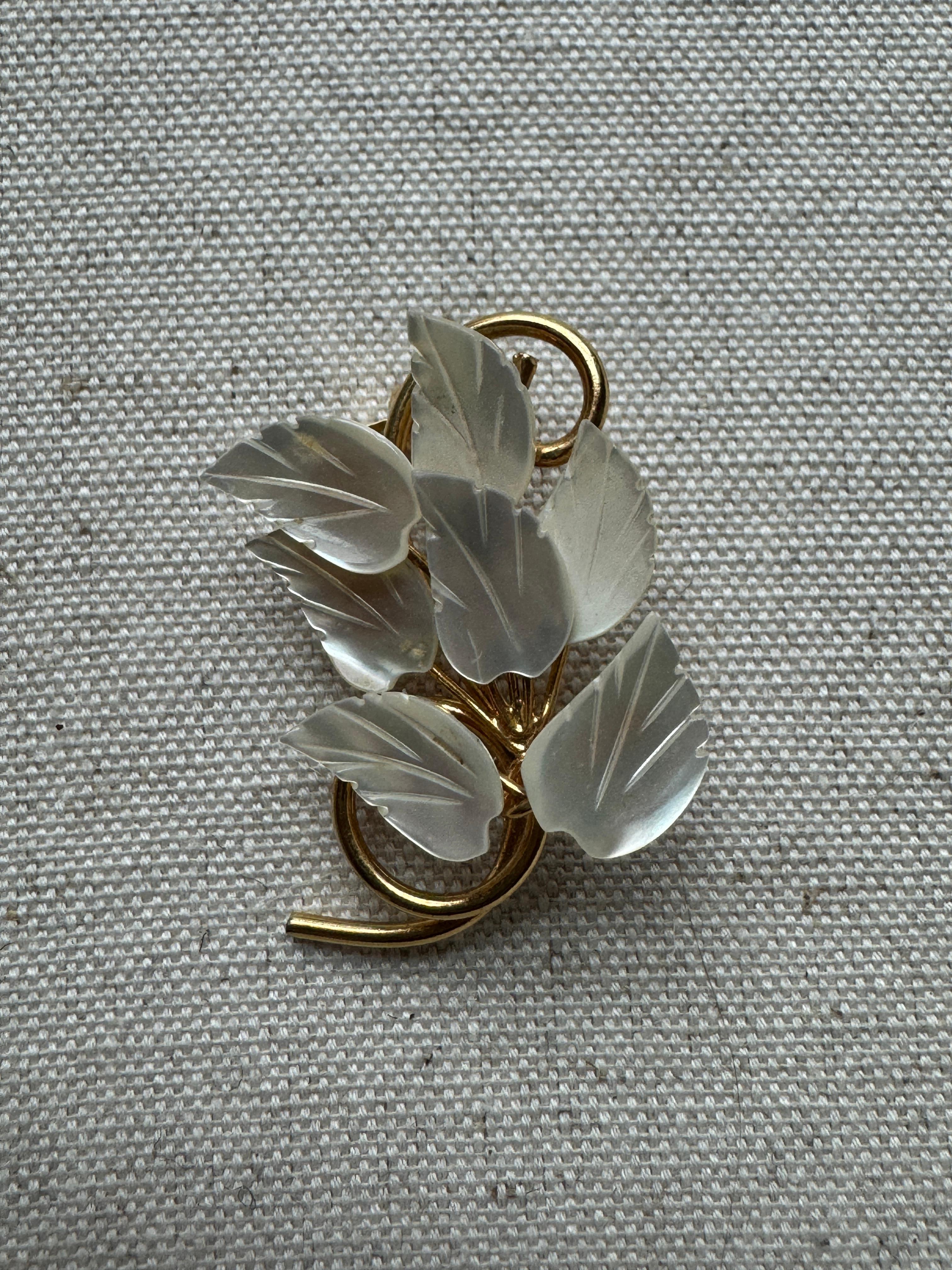 Stunning vintage mother of peal leaf pin in gold plating. Beautiful iridescence colours of green and pink are showcased in he pearls hue. 
Mechanism is strong and works perfectly. This pin is part of the Oiseau Bleu Heirloom Collection. 
