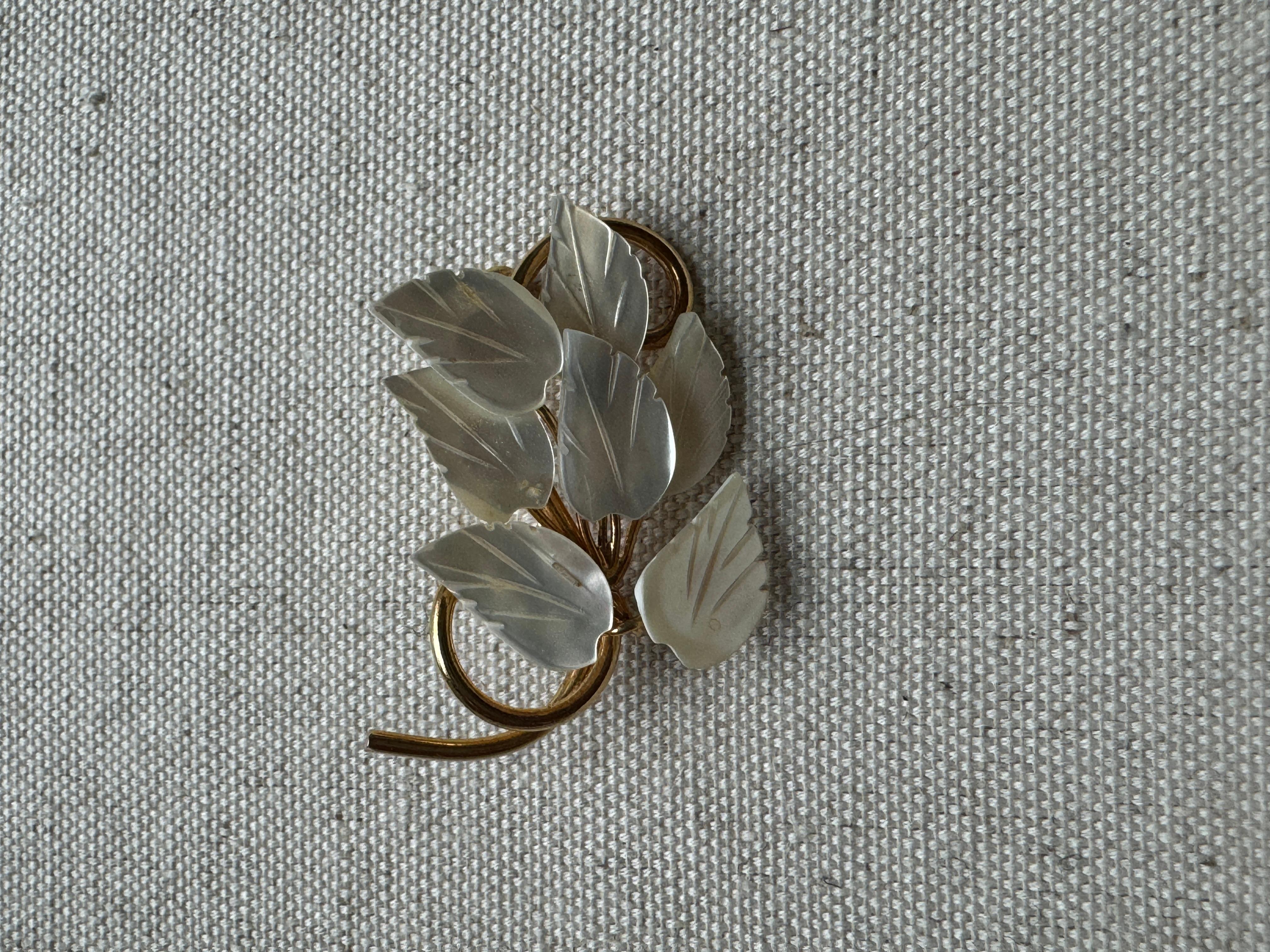 Regency Vintage Gold Plated Mother of Pearl 7 Leaf Brooch Pin For Sale