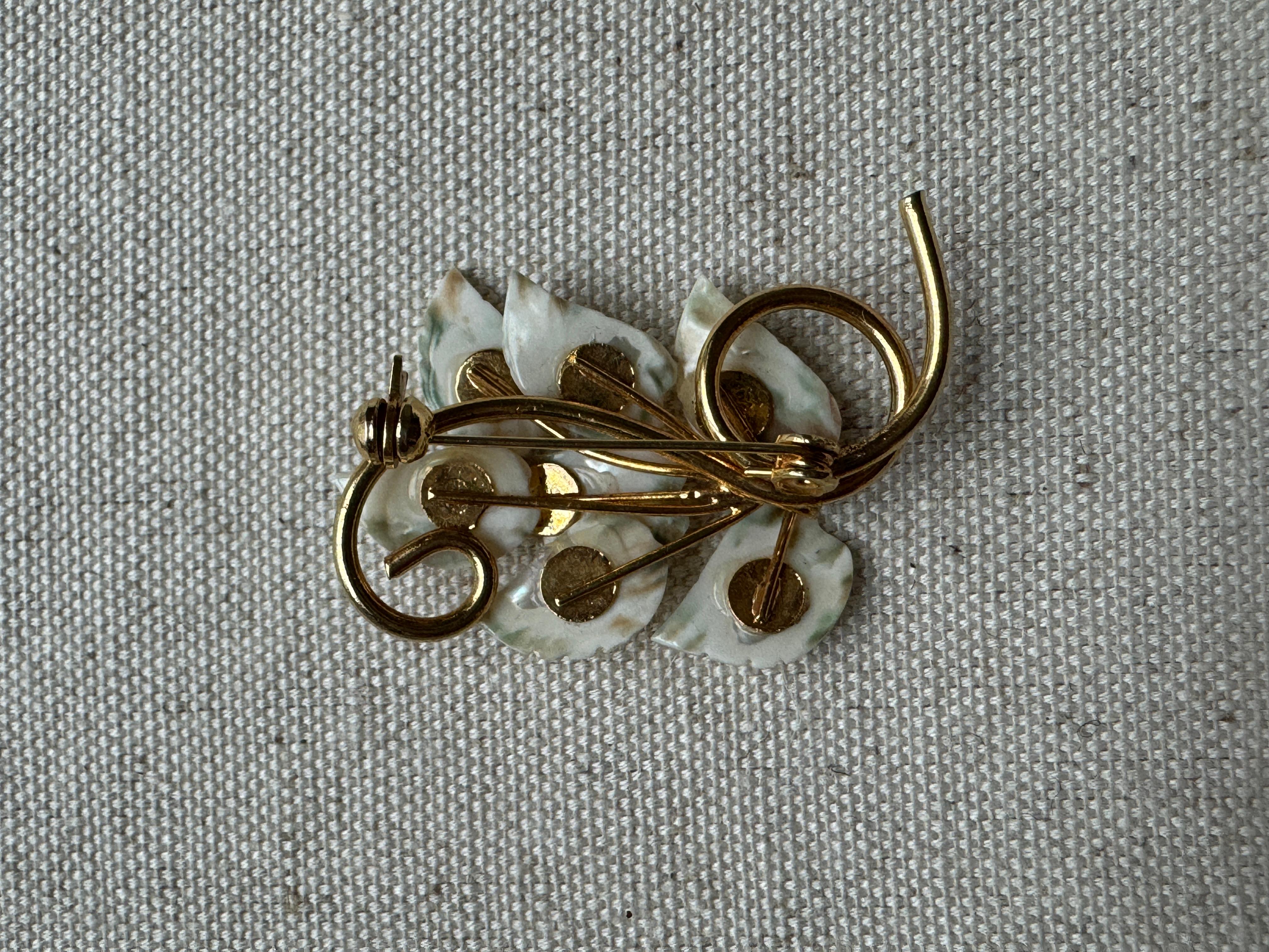Regency Vintage Gold Plated Mother of Pearl 7 Leaf Brooch Pin For Sale