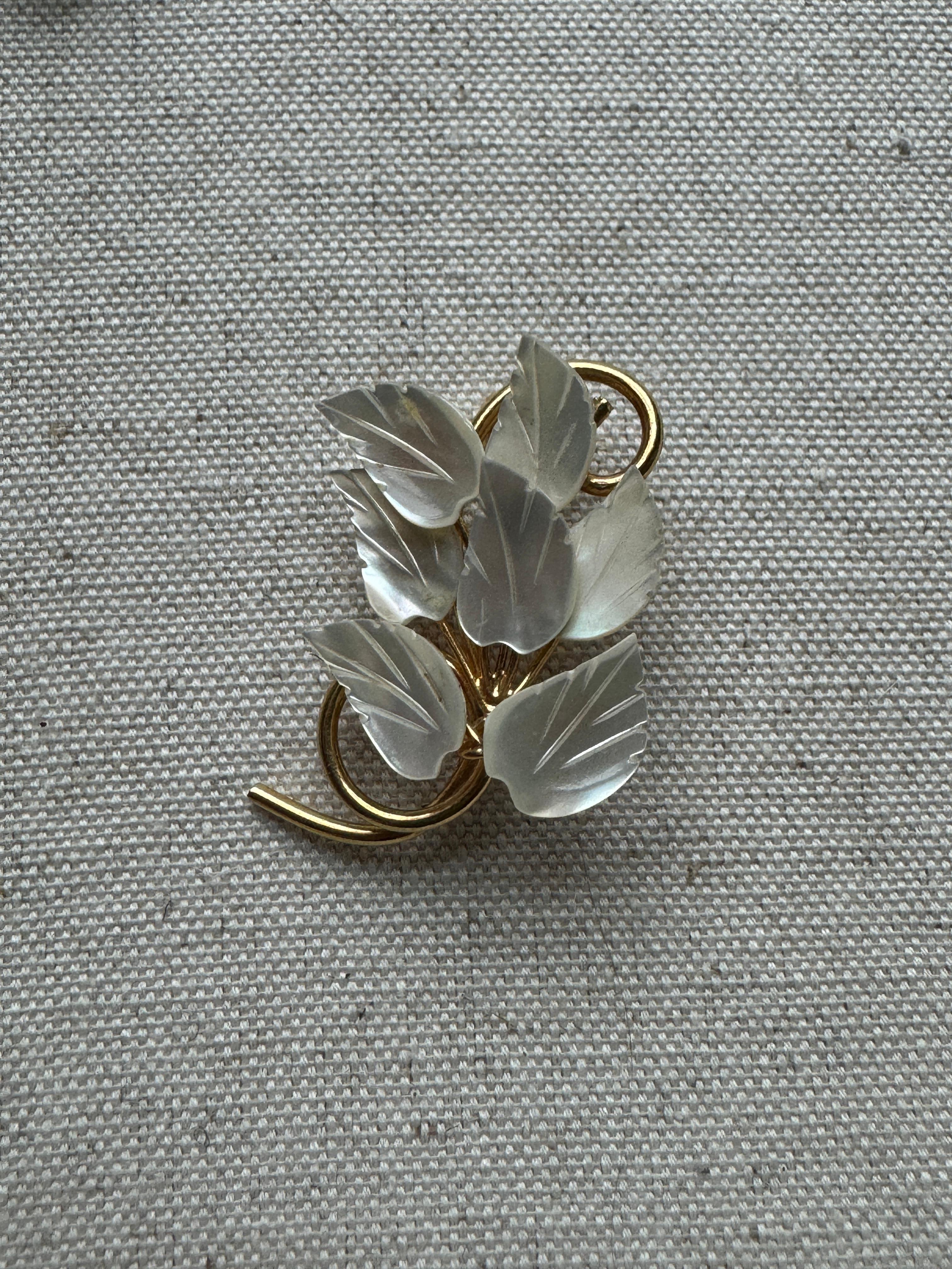Vintage Gold Plated Mother of Pearl 7 Leaf Brooch Pin In Good Condition For Sale In Amagansett, NY