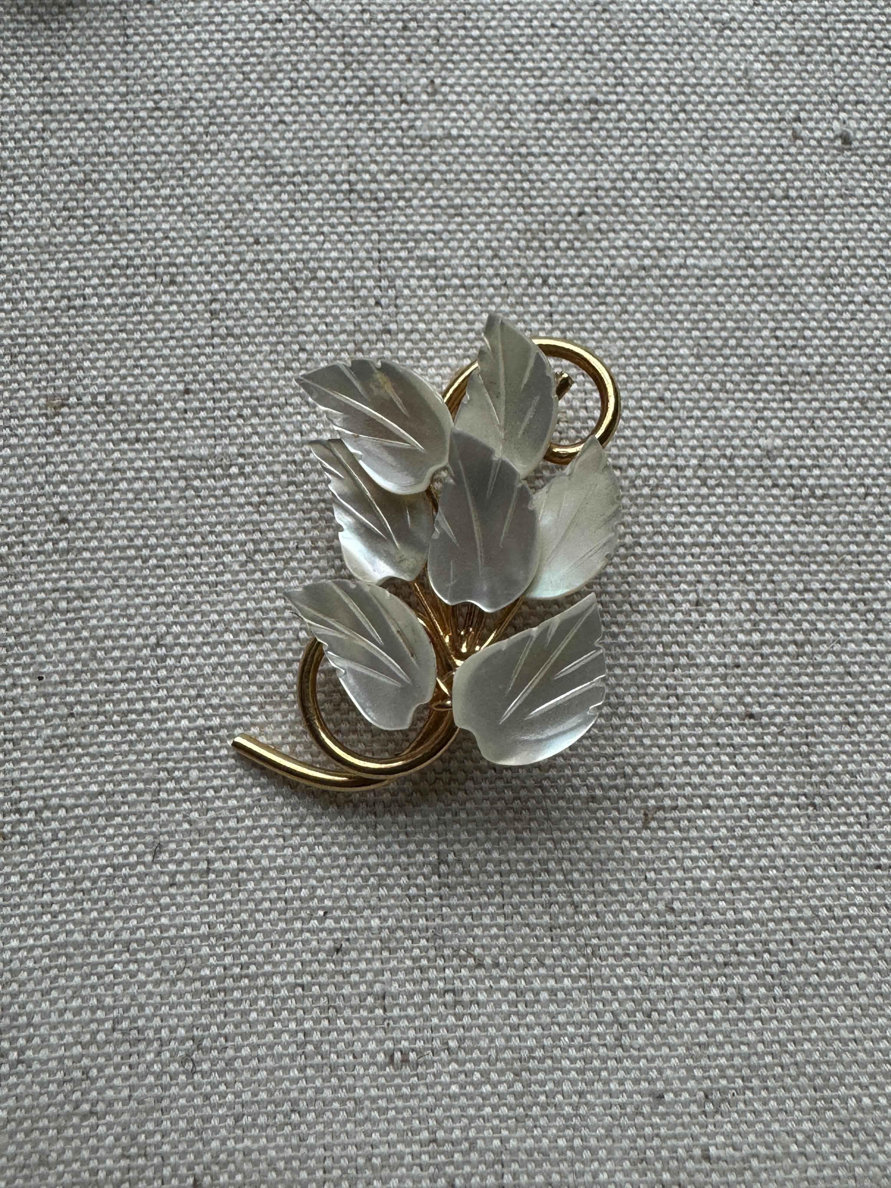 Mixed Cut Vintage Gold Plated Mother of Pearl 7 Leaf Brooch Pin For Sale