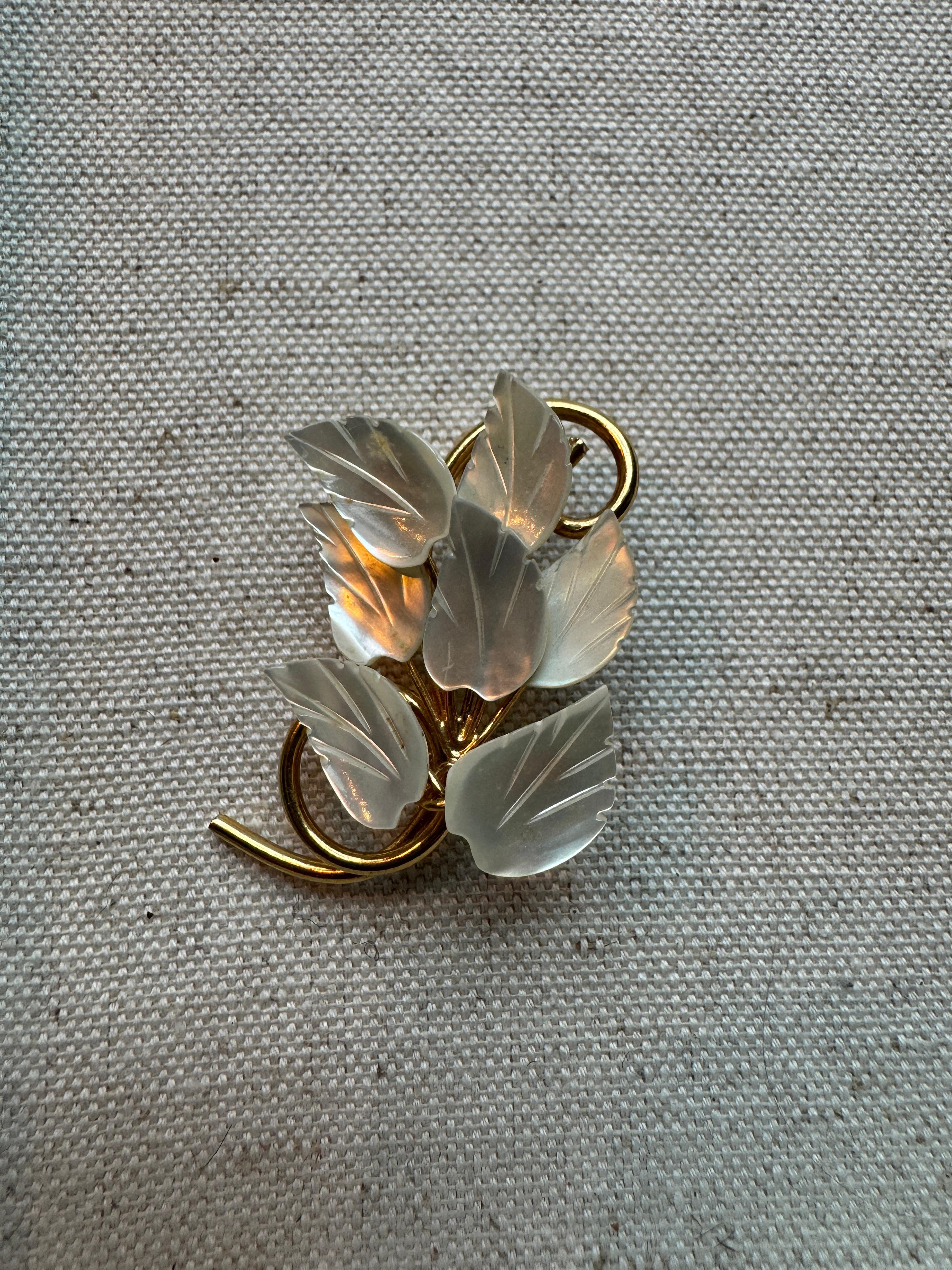 Women's Vintage Gold Plated Mother of Pearl 7 Leaf Brooch Pin For Sale