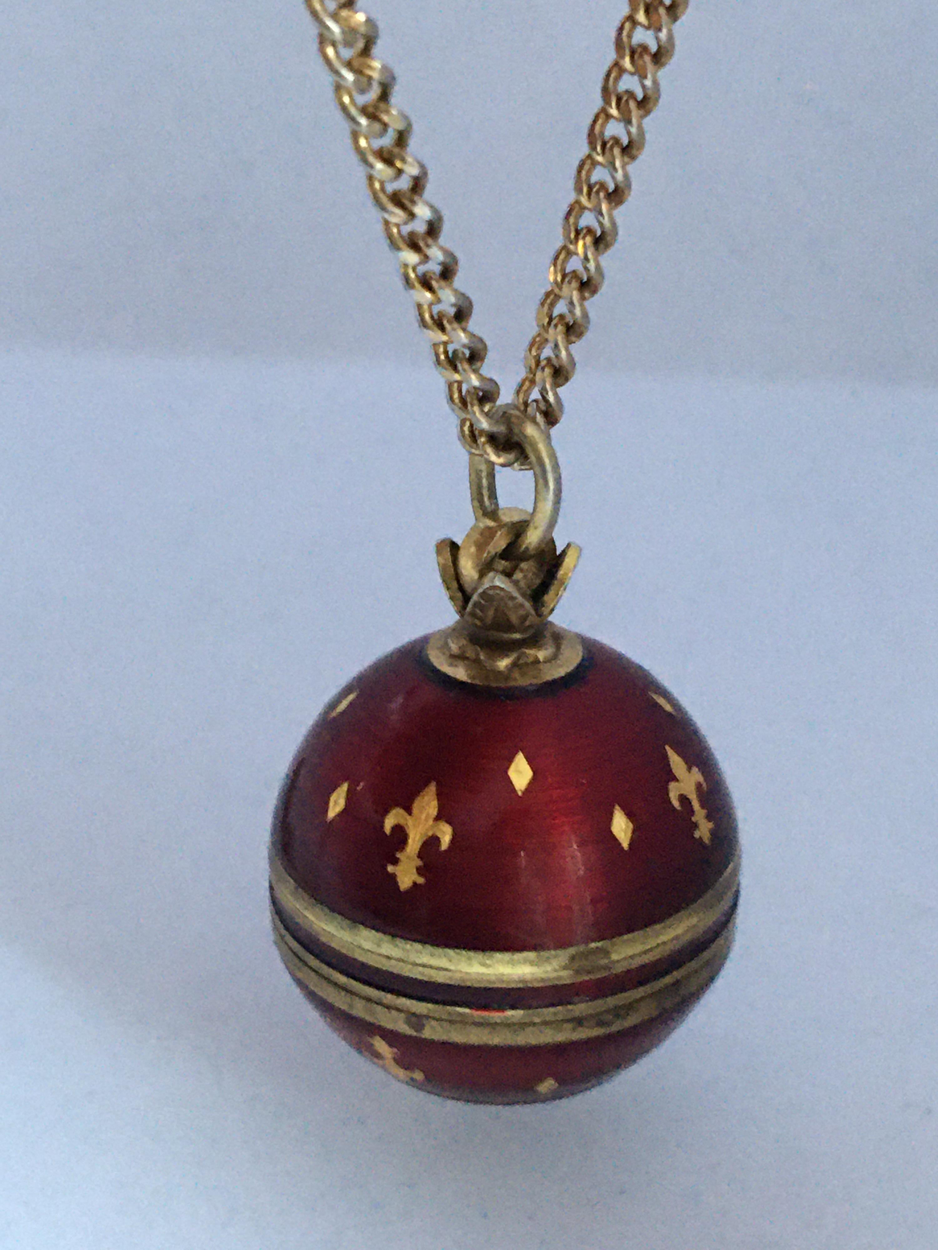 Vintage Gold-Plated Red Enamel Guilloche Hand-Winding Ball Pendant Swiss Watch For Sale 6