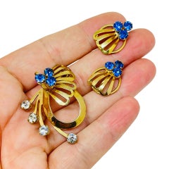 Vintage-Set aus vergoldeten, saphirblauen, klaren Strass-Ohrringen und einer Brosche aus den 1960er Jahren
