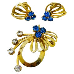 Vintage-Set aus vergoldeten, saphirblauen, klaren Strass-Ohrringen und einer Brosche aus den 1960er Jahren