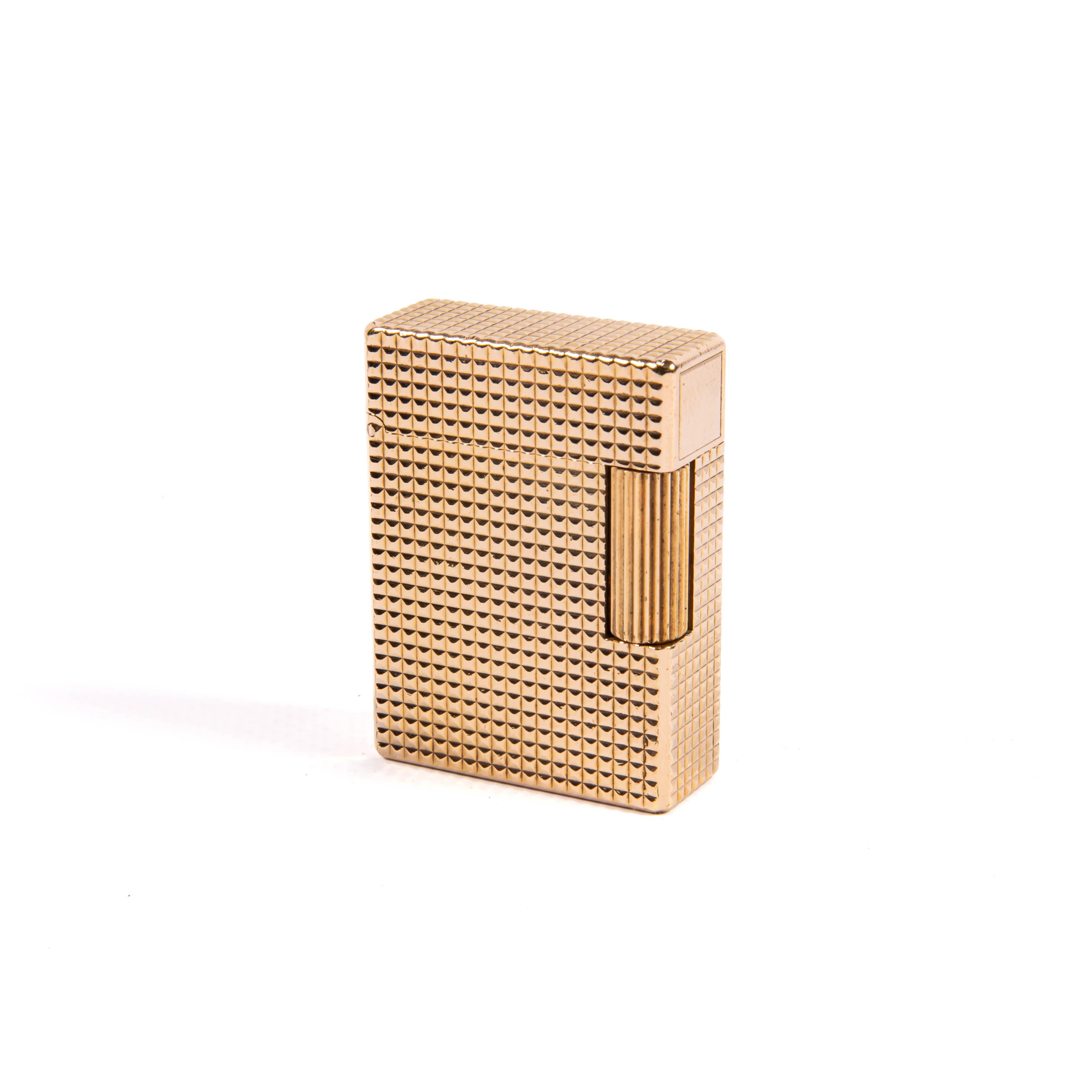 ST Dupont, un nome sinonimo di eleganza e precisione e una figura di spicco dell'artigianato francese di lusso, continua a essere venerato da collezionisti e appassionati per le sue accattivanti creazioni. Ogni pezzo realizzato da ST Dupont è una