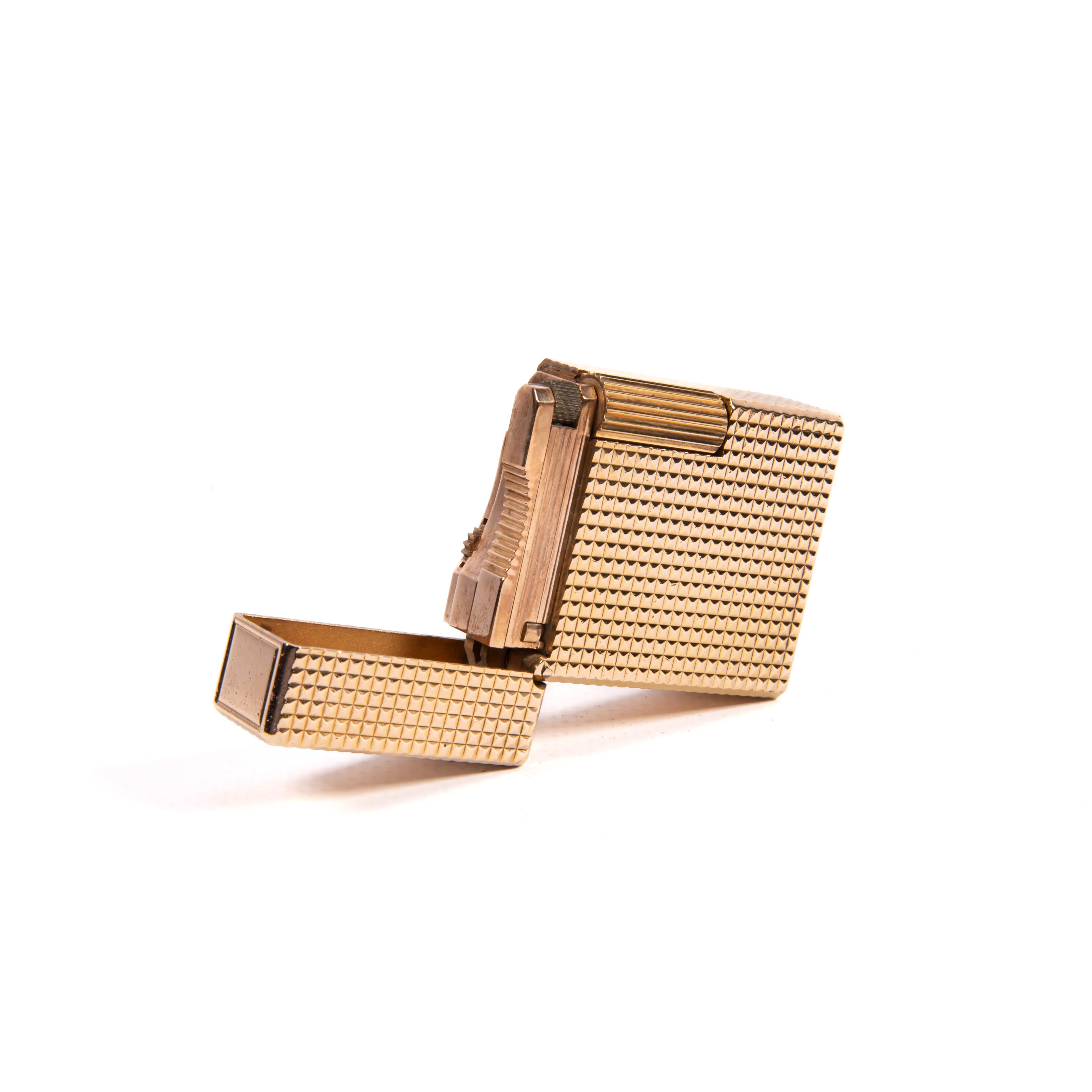 T&T placcato in oro d'epoca DUPONT Ligne 1 BS Piccolo accendino 1960s in vendita 4