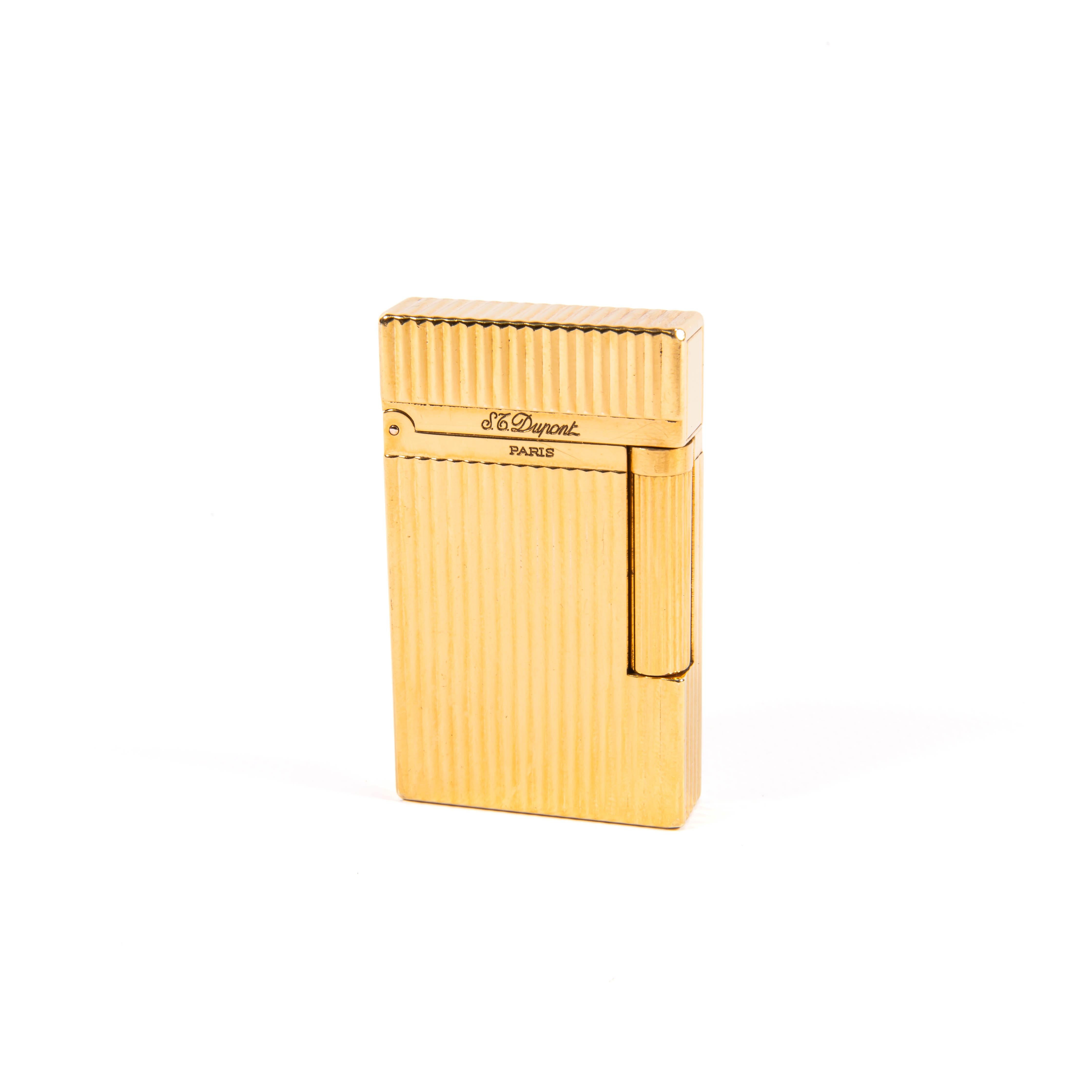 Vintage NOS Authentic Gold plated Ligne 2 ST Dupont Feuerzeug aus den 1990er Jahren

Das ikonische S.T. Der Name Dupont ist bekannt für hochwertige, gut verarbeitete Feuerzeuge und andere Luxusartikel. Der Ursprung des Unternehmens kann auf Simon