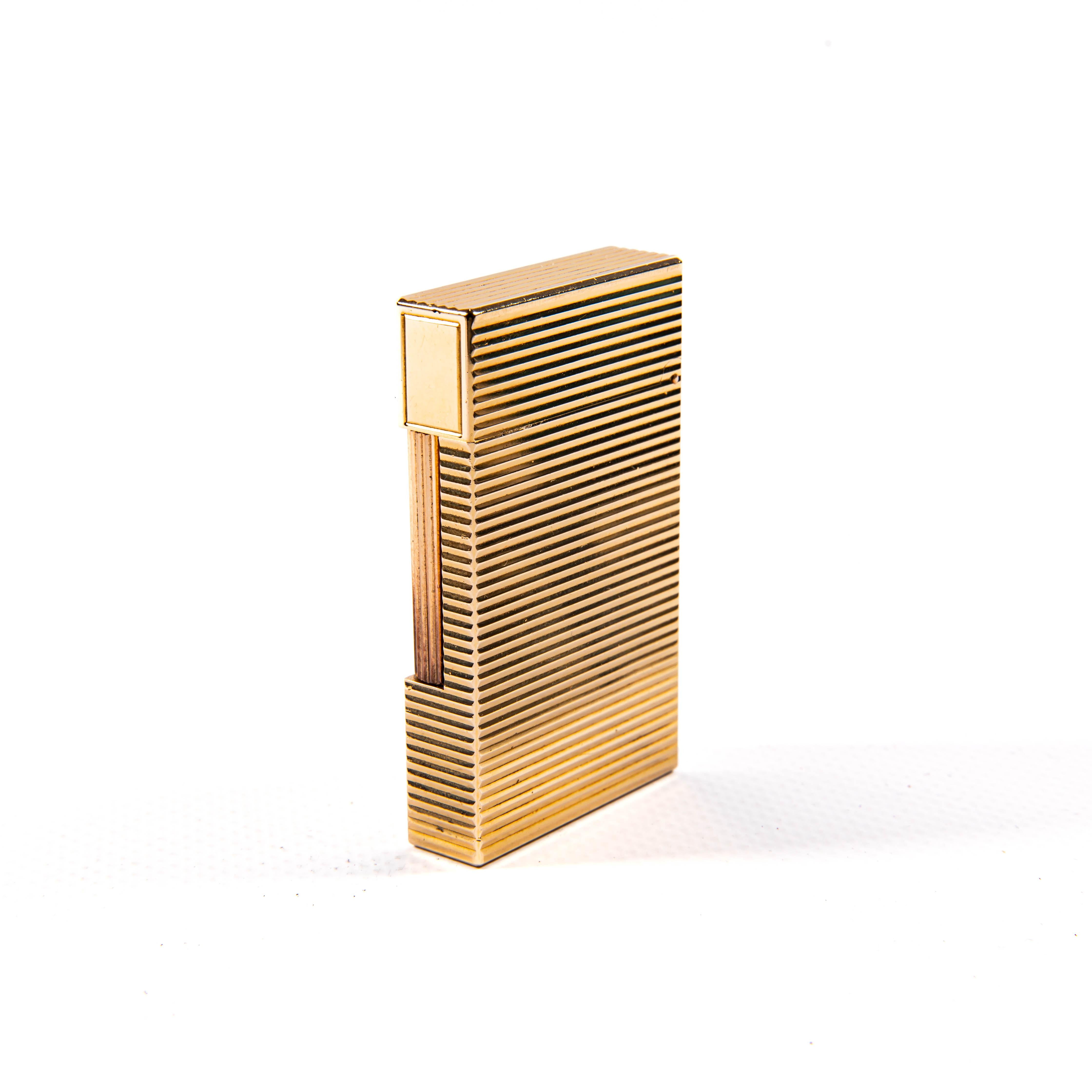 Vintage Gold Plated S.T. DUPONT Ligne 2 Regular Lighter 1990s In Excellent Condition In DELFT, NL