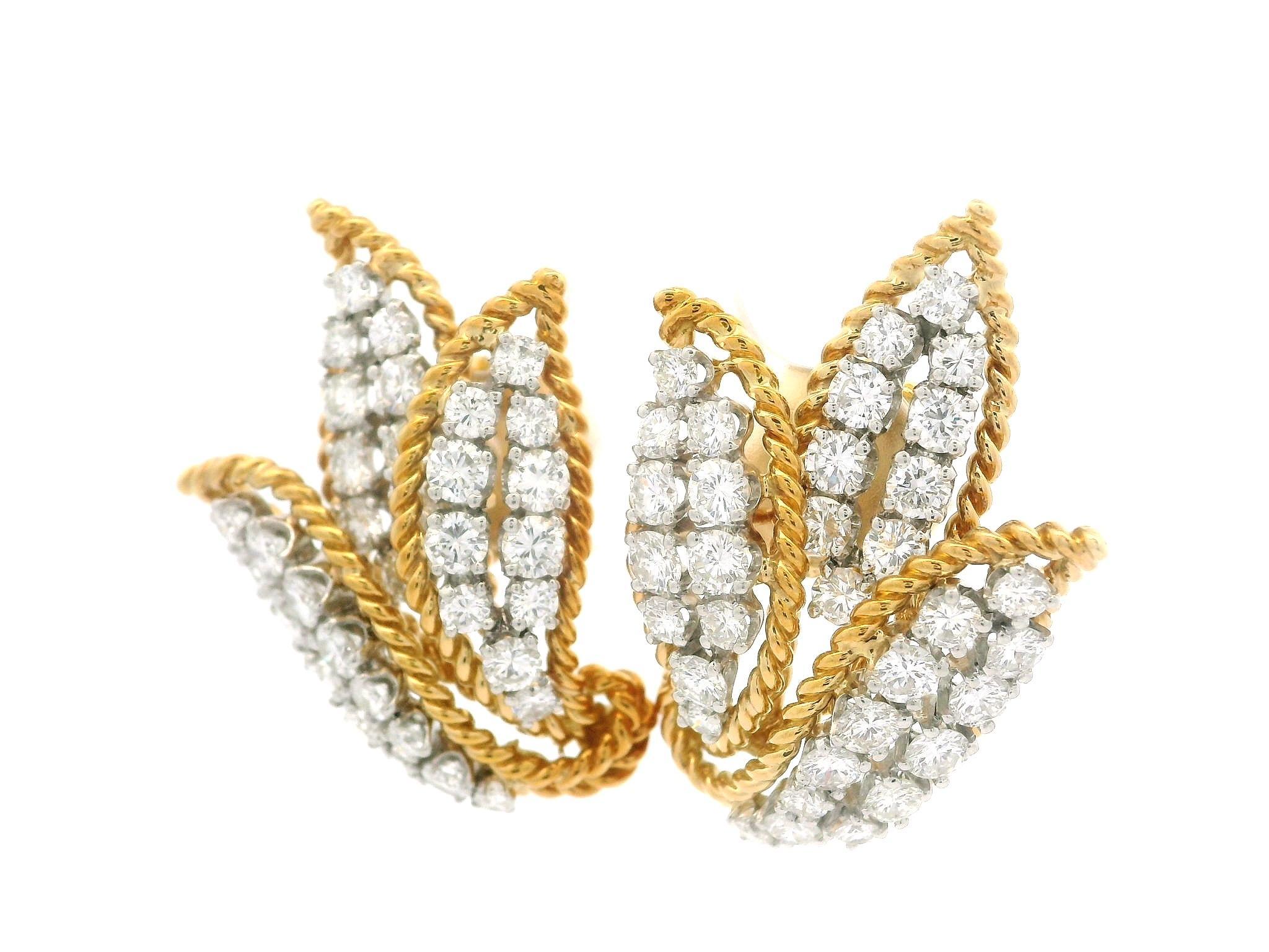 --Stein(e):--
(68) Echte Diamanten - runder Brillantschliff - Pave Set - Farbe F-H - Reinheit VS1/VS2 - 3,15ctw (ca.)

MATERIAL: 14K massivem Gelbgold mit Platin Körbe & 18k Gelbgold Rückseiten
Gewicht: 15,62 Gramm
Hinterlegung: Pfosten mit