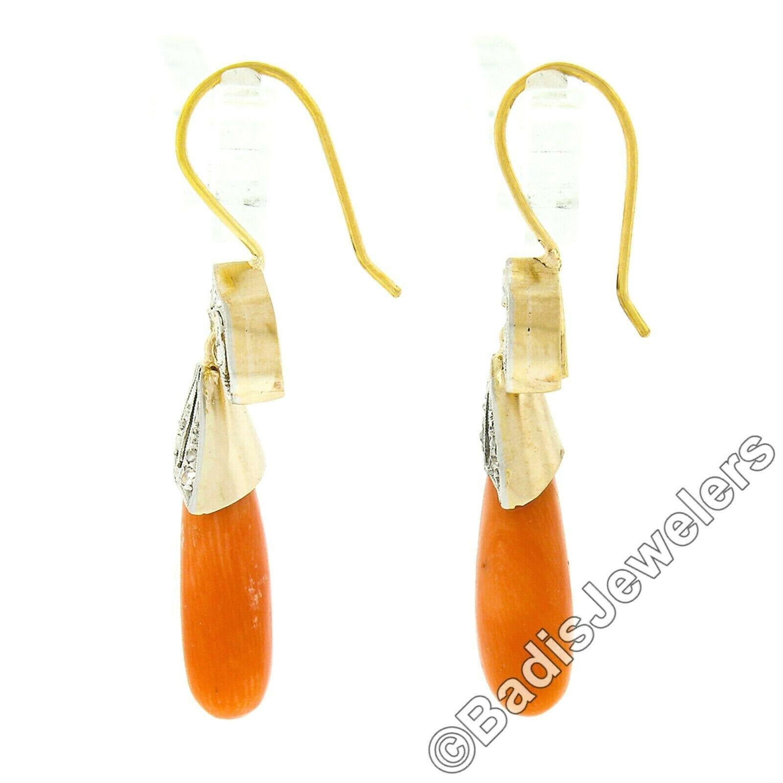 Diese wunderschönen Vintage-Ohrringe sind aus massivem Gelbgold und Platin gefertigt und zeichnen sich durch ein wunderschönes Tropfen-/Baumel-Design aus, das eine tropfenförmige Koralle mit feinen Diamantakzenten zeigt. Die beiden Korallen sind gut