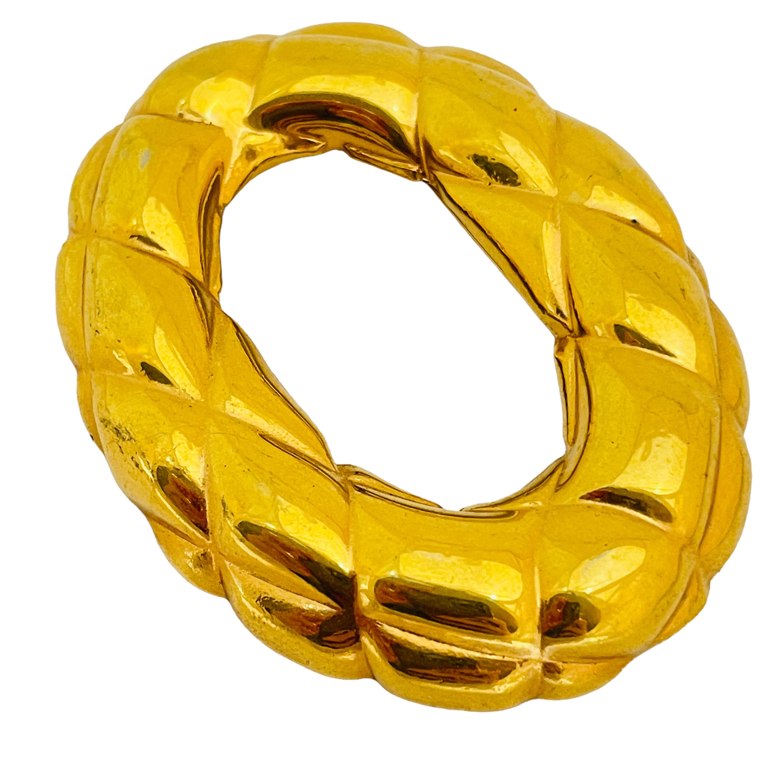 DETAILS

• unsigned    

• gold tone 

• vintage designer brooch

MEASUREMENTS  

• 

CONDITION

•  very good vintage condition with minimal signs of wear 

 Sku 37

❤️❤️  VINTAGE DESIGNER JEWELRY ❤️❤️

❤️❤️  ALEXANDER’S BOUTIQUE  ❤️❤️