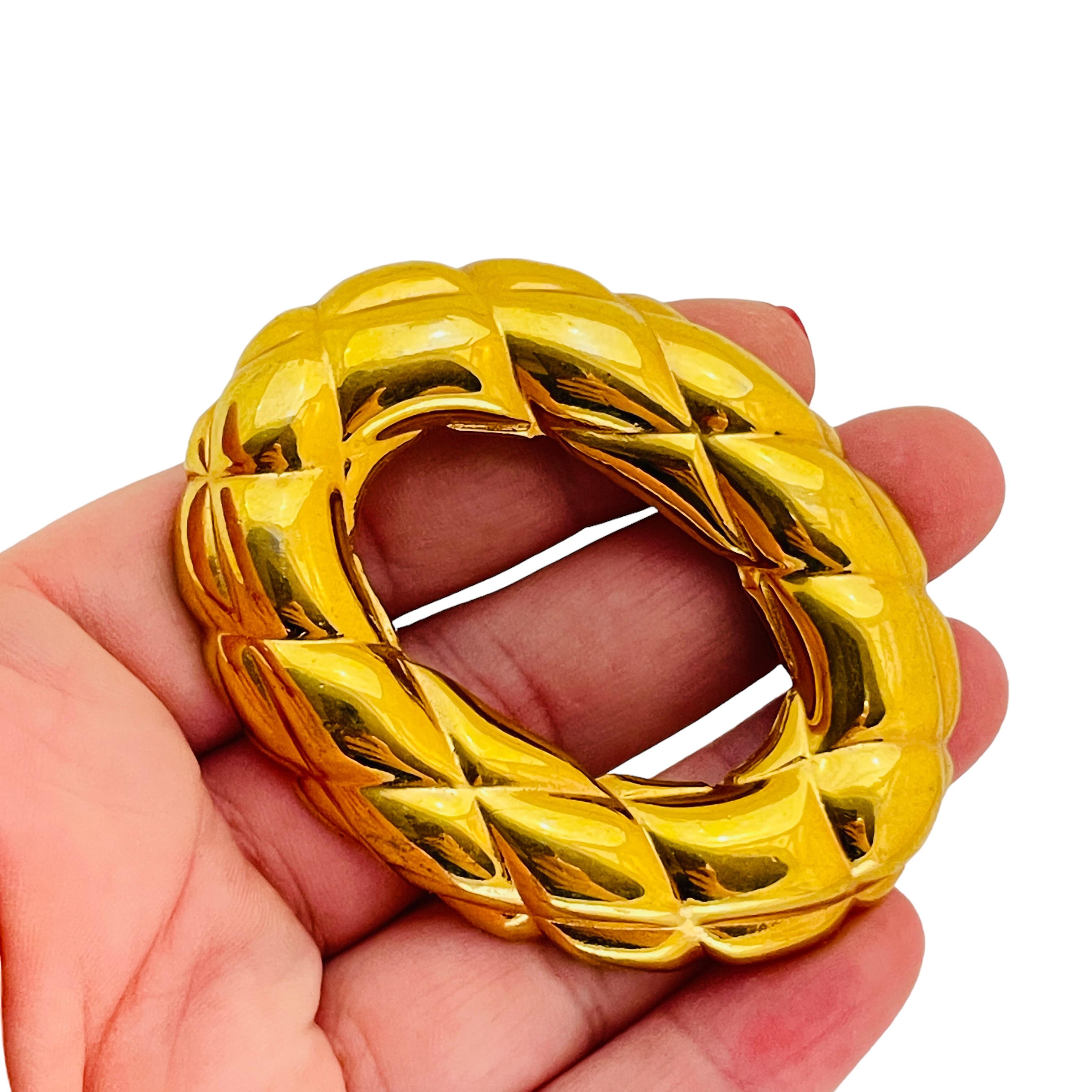 Women's Vintage gold quilted massive designer runway brooch For Sale