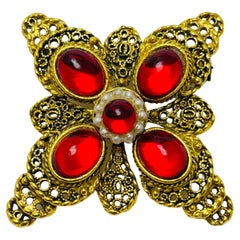 Broche de diseño vintage en forma de cruz de Malta con cabos rojos dorados