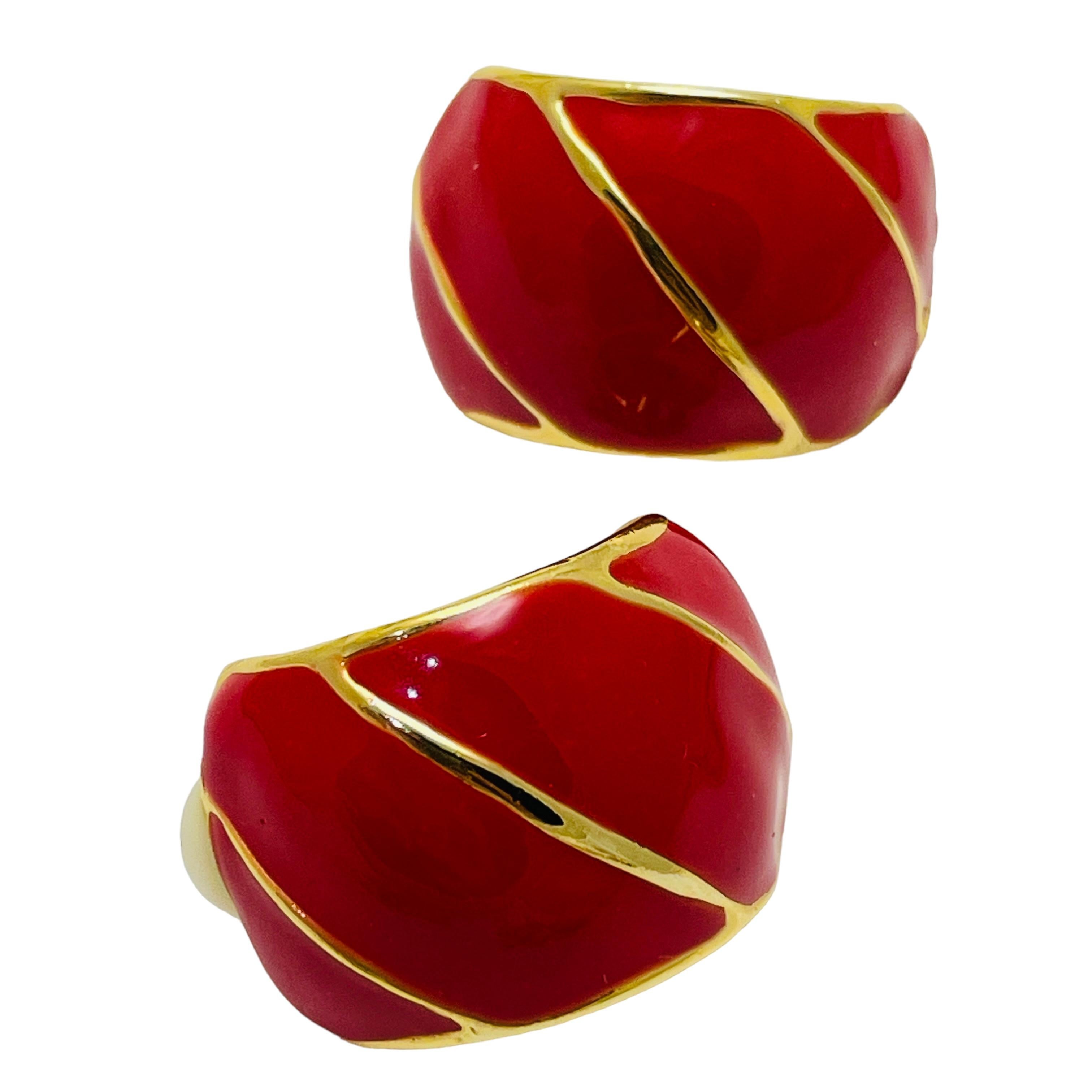 DETAILS

• unsigned

• gold tone with enamel

• vintage designer earrings

MEASUREMENTS  

• 

CONDITION

•  very good vintage condition with minimal signs of wear 

 Sku 44

❤️❤️  VINTAGE DESIGNER JEWELRY ❤️❤️

❤️❤️  ALEXANDER’S BOUTIQUE  ❤️❤️