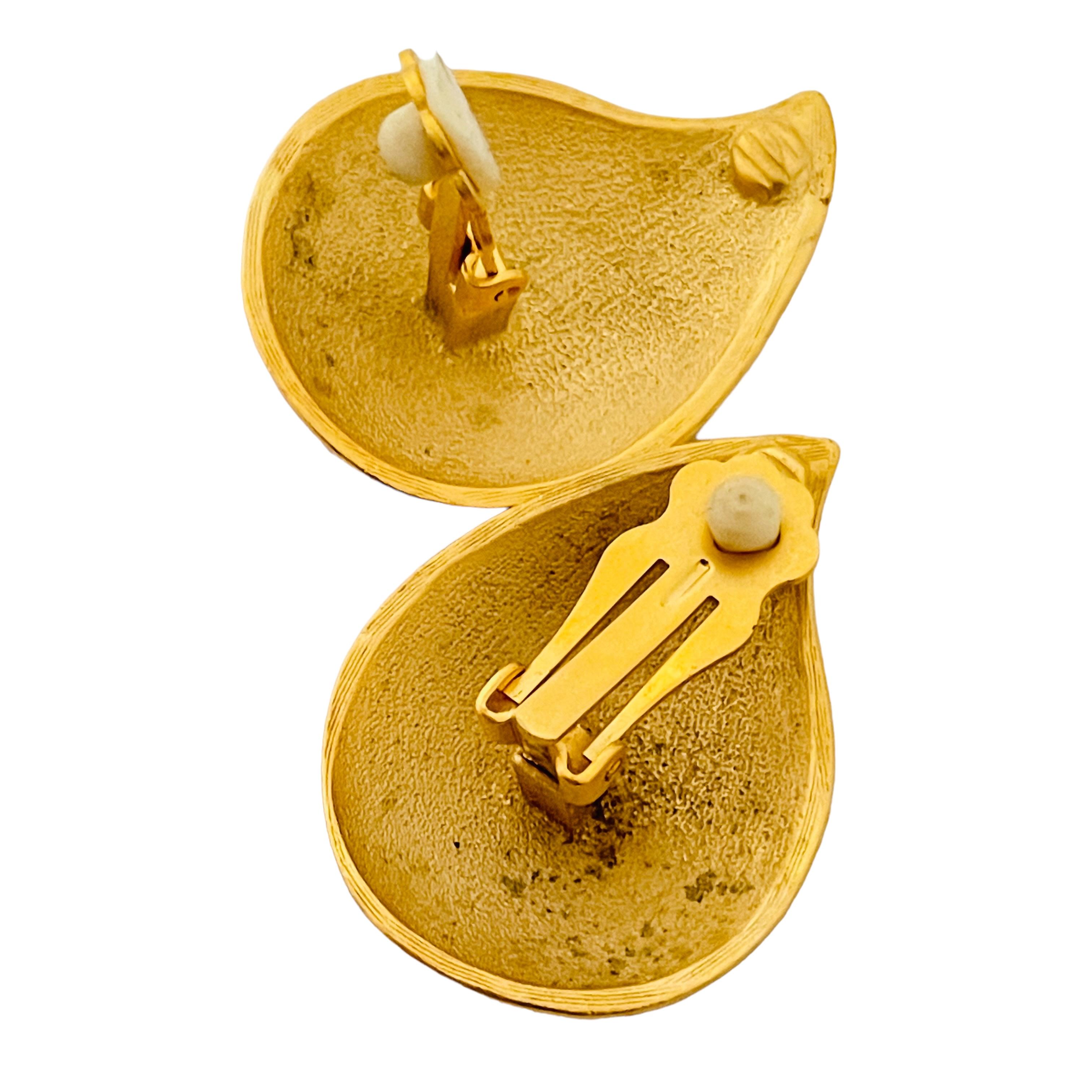 Vintage gold red enamel modernist massive designer runway clip on earrings In Good Condition For Sale In Palos Hills, IL