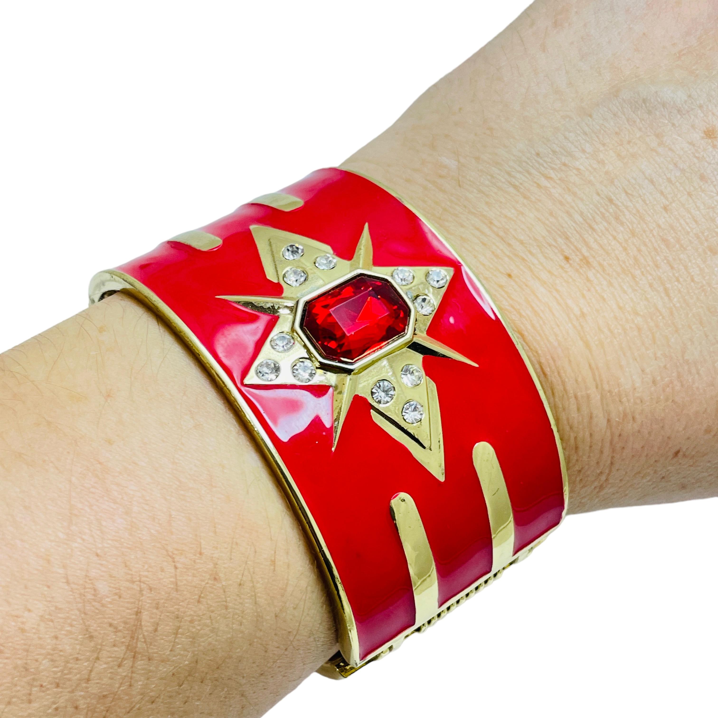 DETAILS

• unsigned

• gold tone with enamel and rhinestones

• vintage designer runway bracelet

MEASUREMENTS

• 

CONDITION

• excellent vintage condition with minimal signs of wear

❤️❤️ VINTAGE DESIGNER JEWELRY ❤️❤️
❤️❤️ ALEXANDER'S BOUTIQUE ❤️❤️