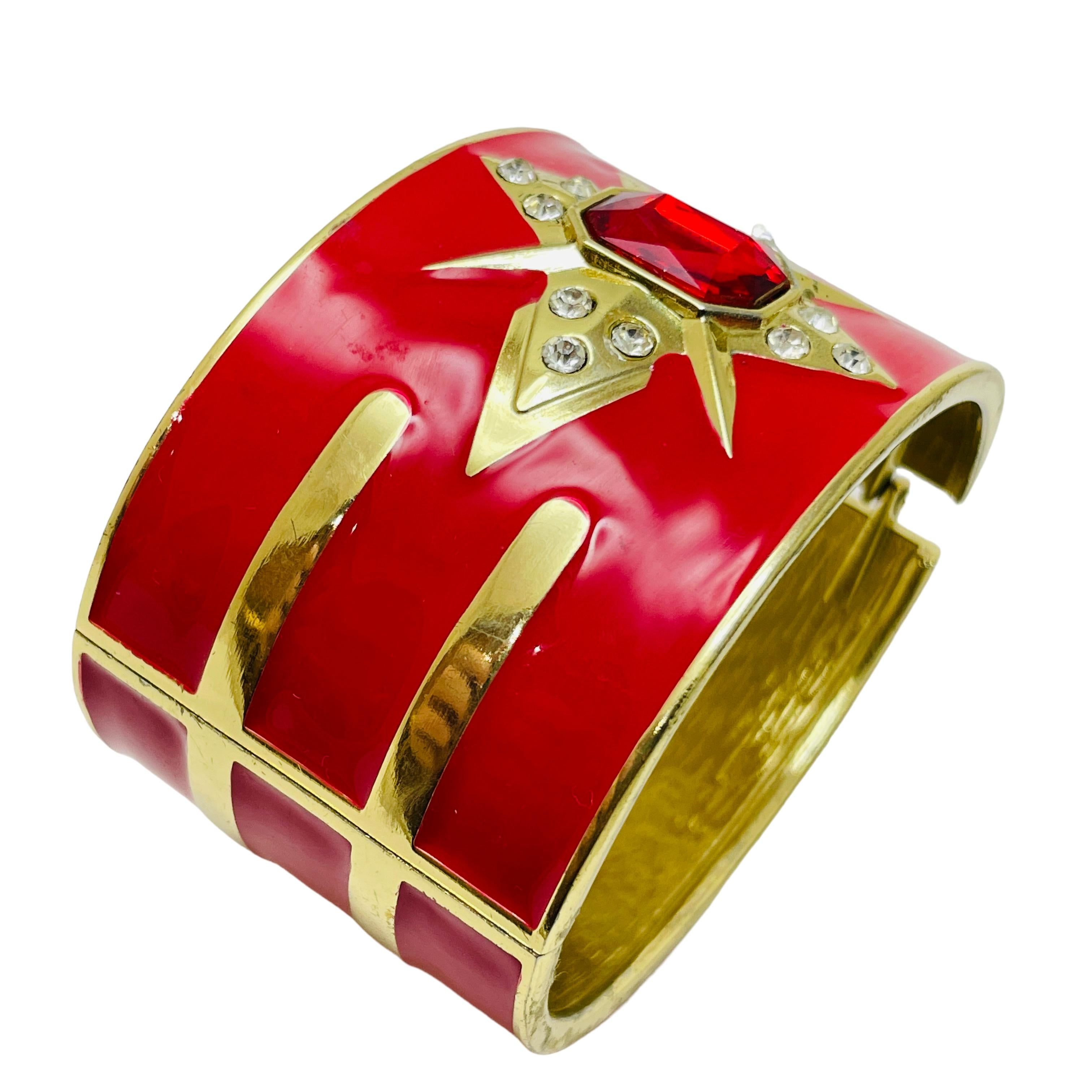 Vintage gold red enamel rhinestone designer runway bangle bracelet In Good Condition In Palos Hills, IL