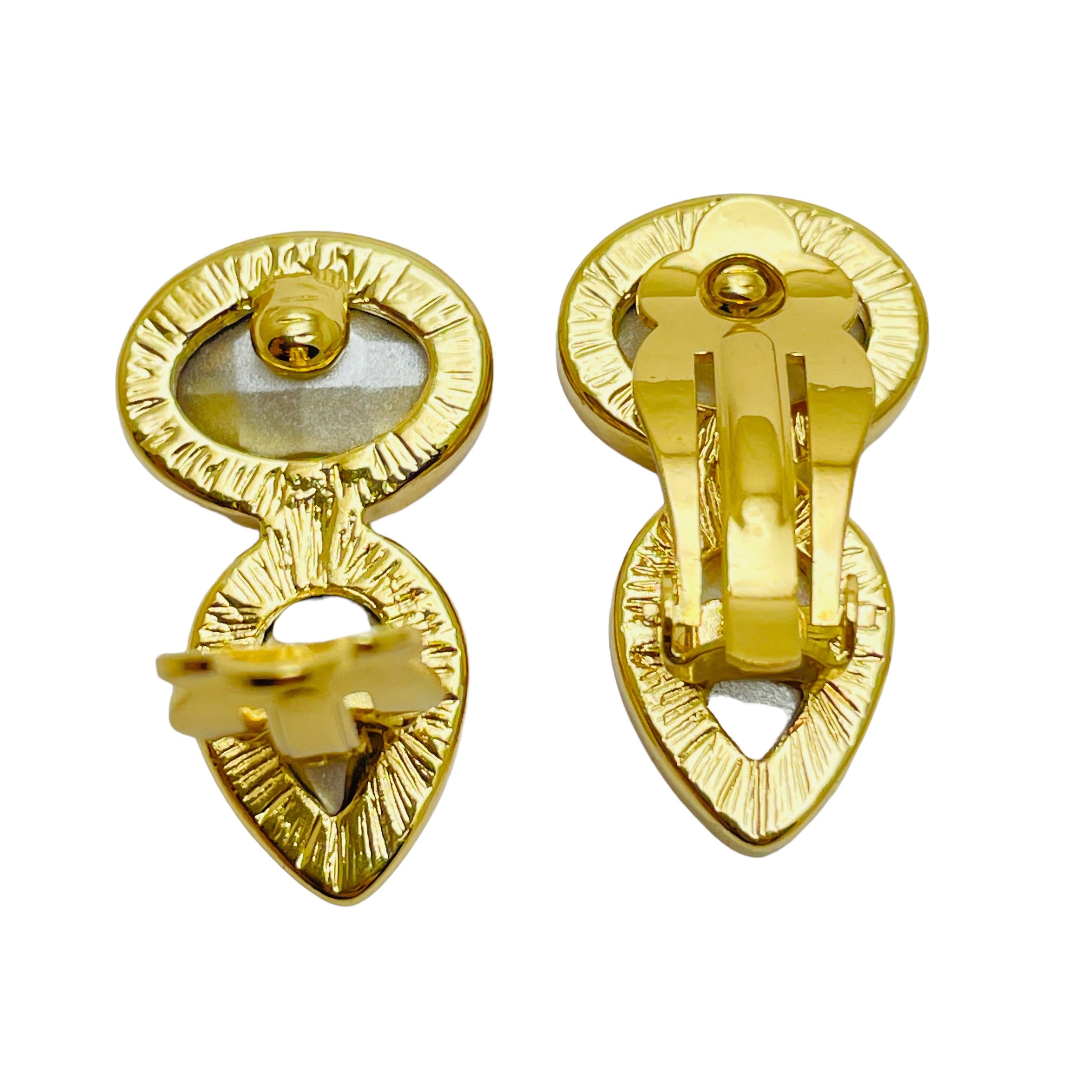 Vintage gold red glass designer runway clip on earrings In Good Condition For Sale In Palos Hills, IL