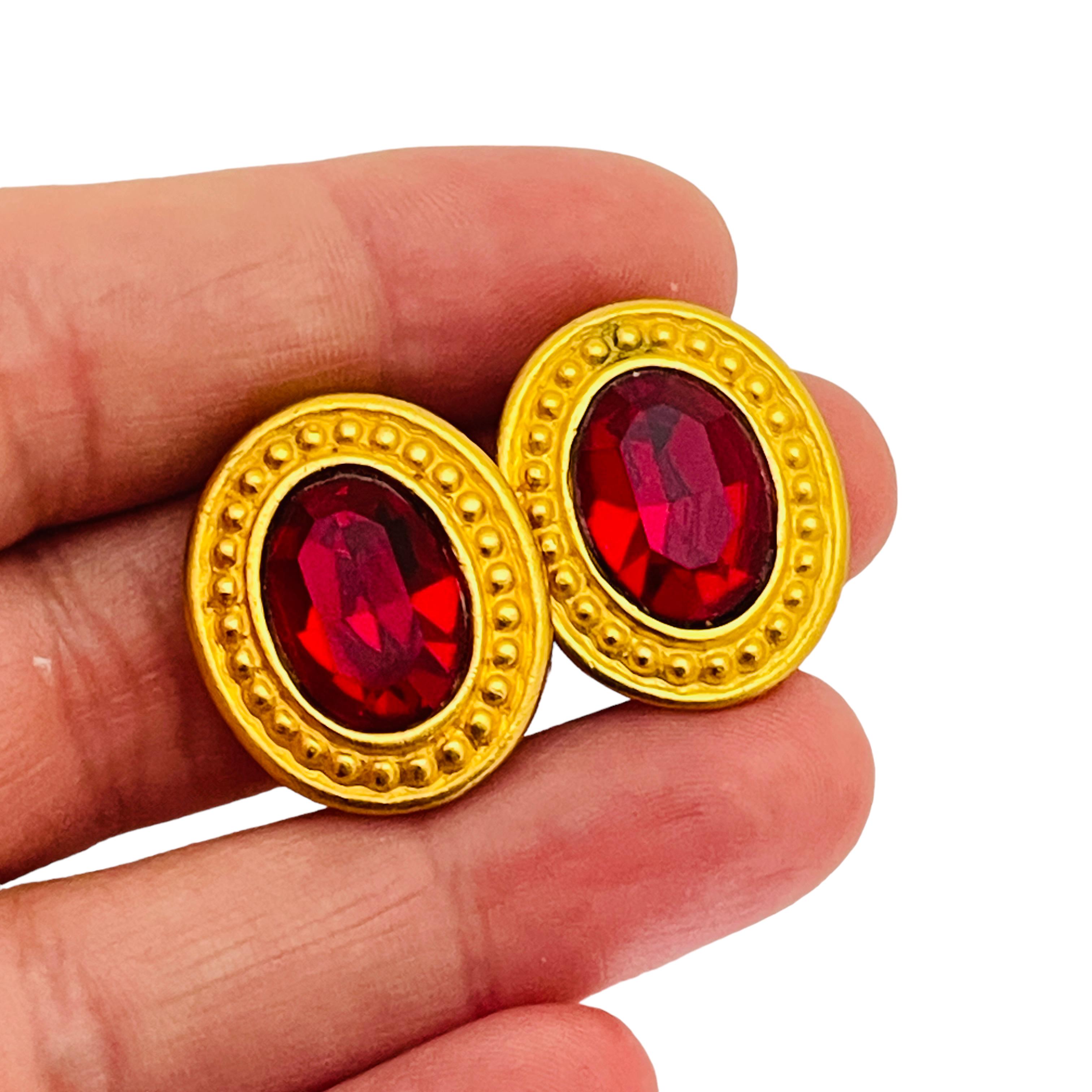 Vintage gold red glass etruscsn style clip on 80’s earrings   In Excellent Condition For Sale In Palos Hills, IL