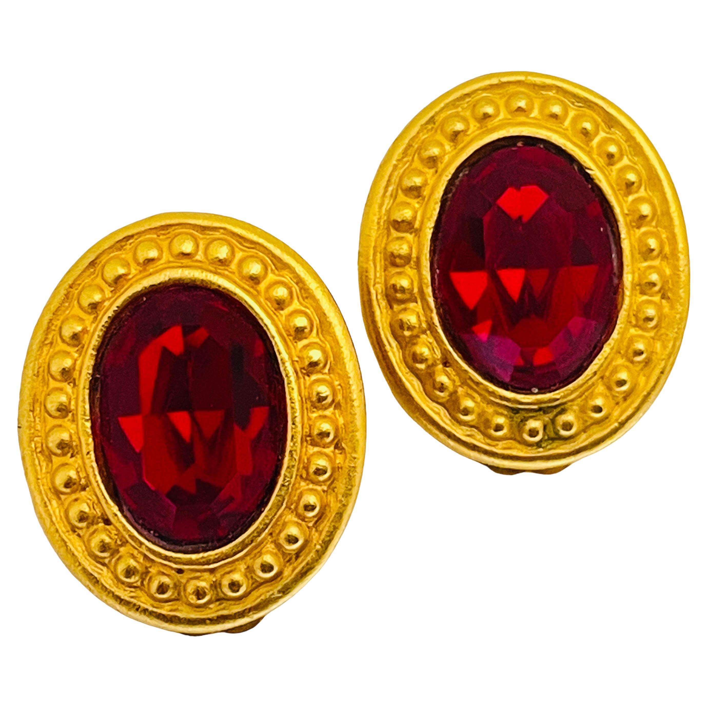 Vintage gold red glass etruscsn style clip on 80’s earrings   For Sale