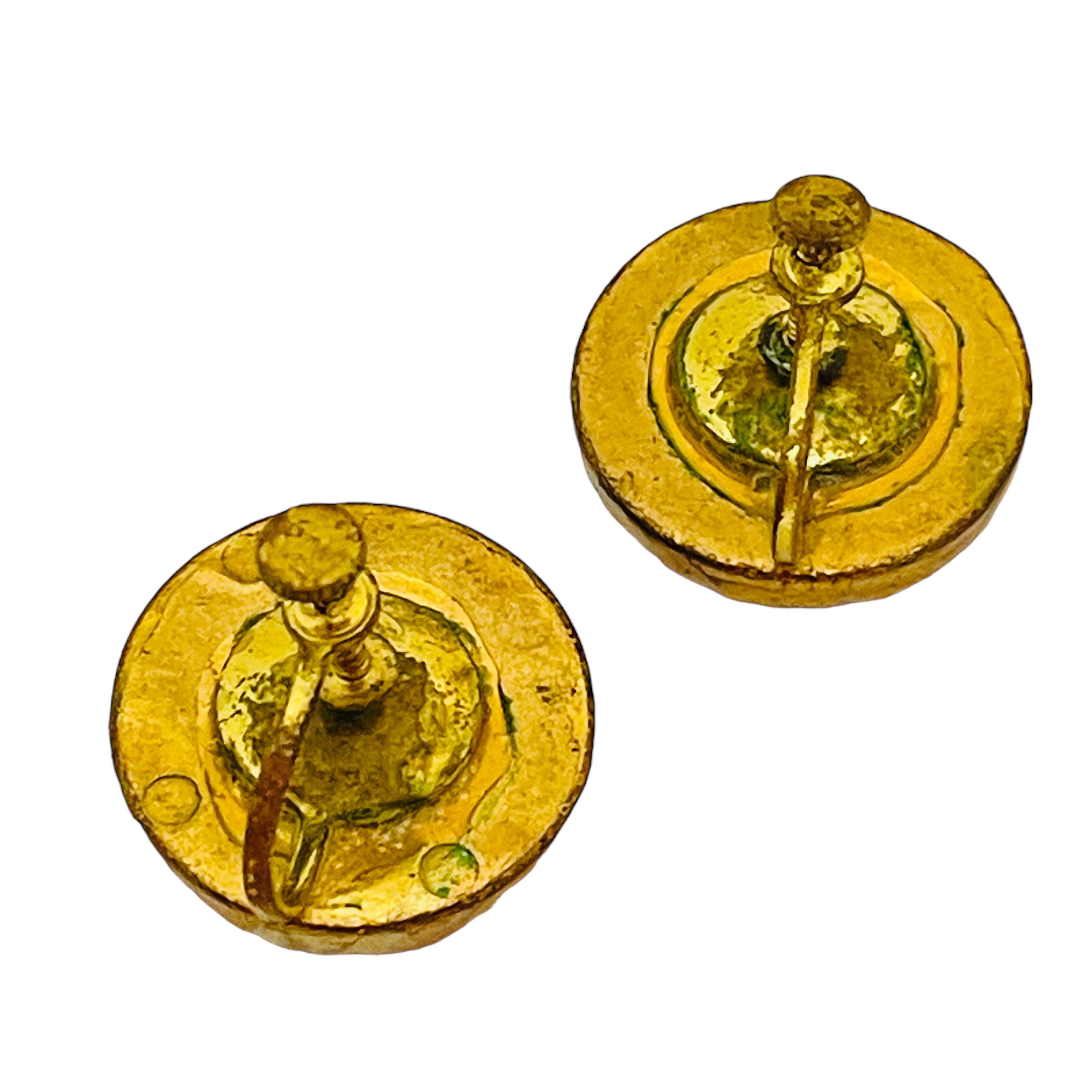 Vintage gold red glass screw back vintage earrings In Good Condition For Sale In Palos Hills, IL