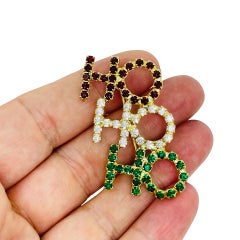 Spilla natalizia di design vintage con strass dorati, rossi, verdi e trasparenti e la scritta "HO HO HO"
