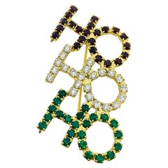 Spilla natalizia di design vintage con strass dorati, rossi, verdi e trasparenti e la scritta "HO HO HO"