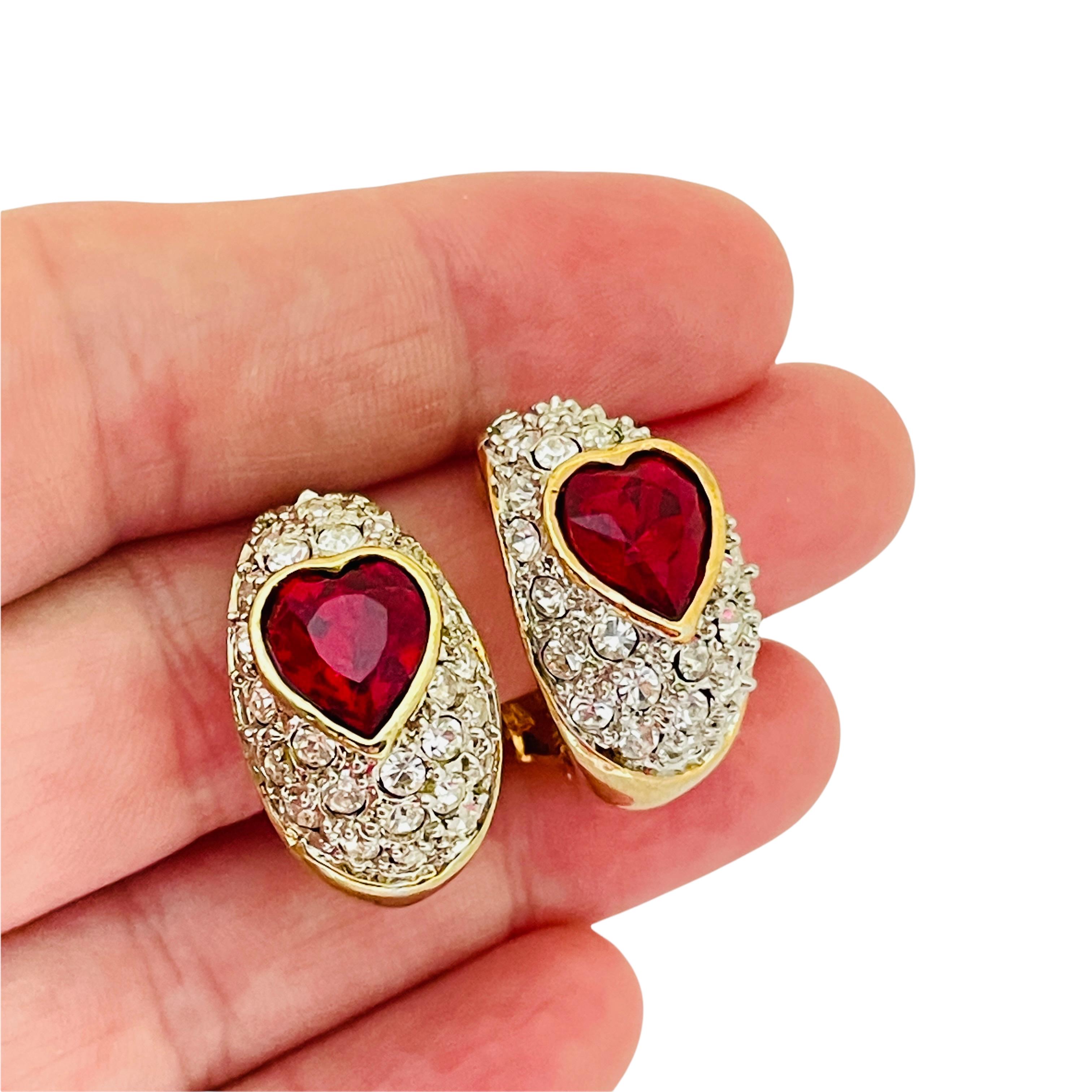 Vintage gold red rhinestone heart designer runway clip on earrings In Good Condition For Sale In Palos Hills, IL