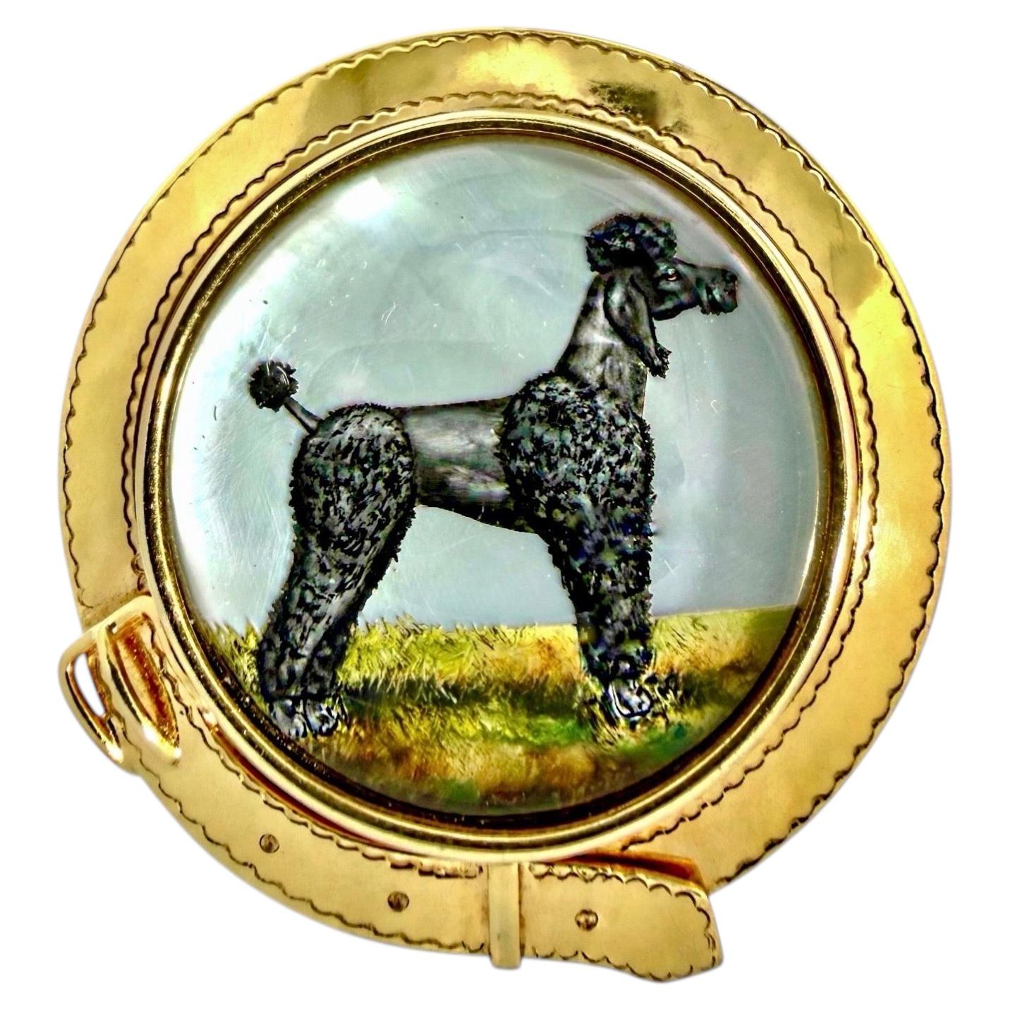 Spilla vintage in cristallo color oro, con taglio inverso e dipinta a mano, raffigurante un barboncino standard
