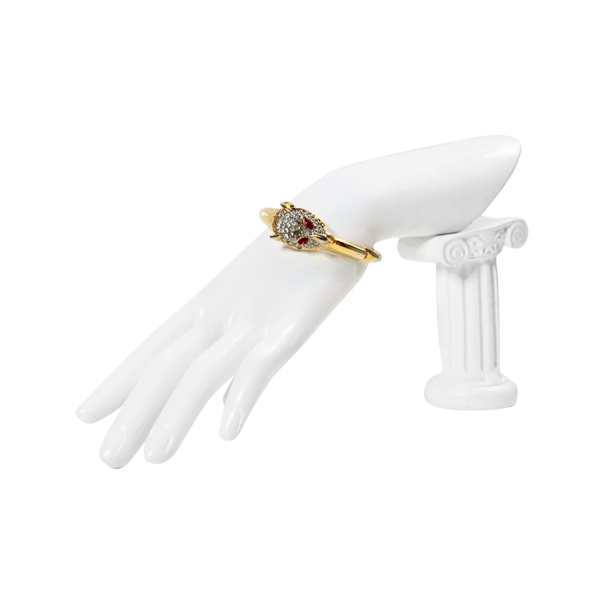 Femenino o masculino Pulsera vintage de leopardo con diamantes de imitación dorados y ojos rojos Circa años 80 en venta