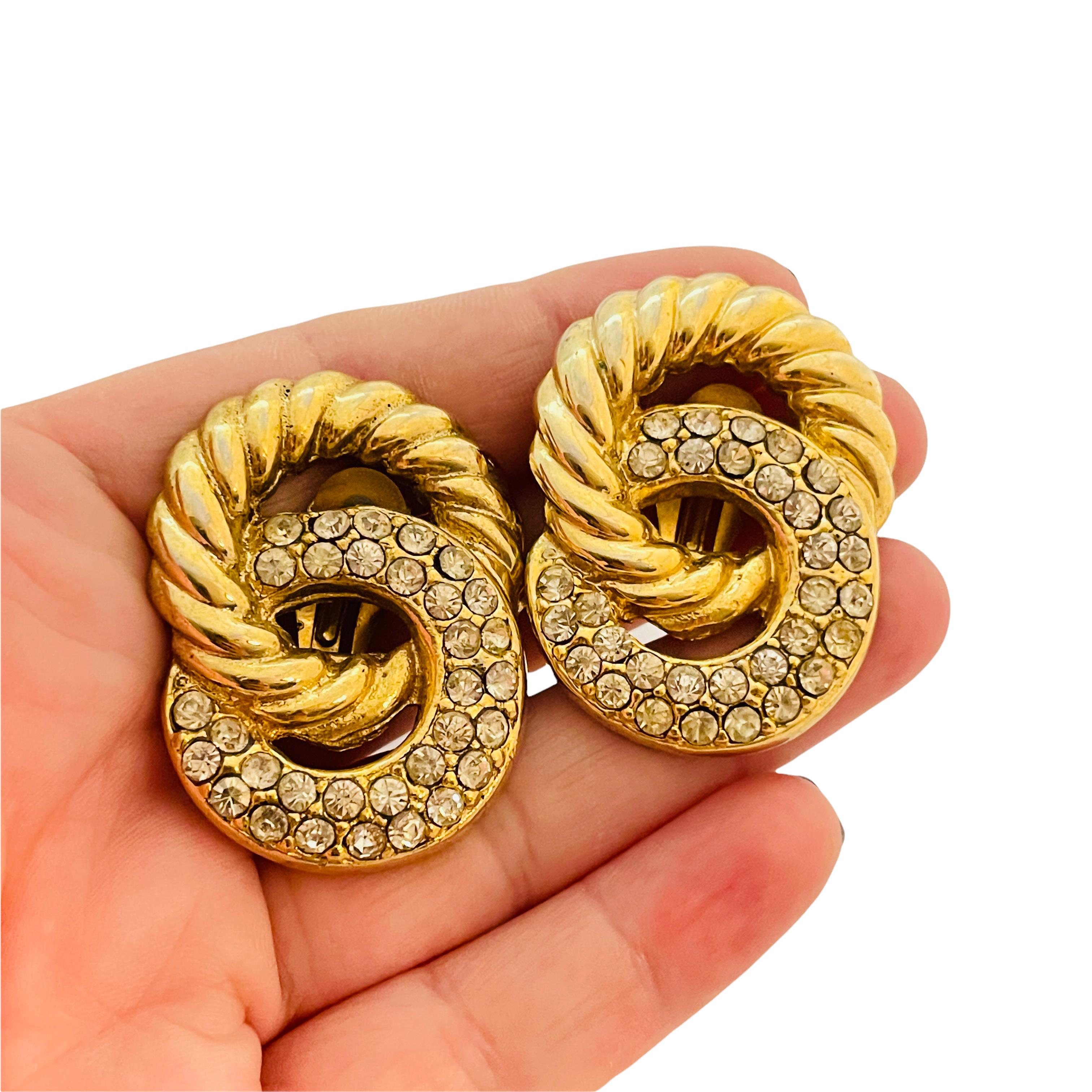 Vintage gold rhinestone chain link designer runway clip on earrings In Good Condition For Sale In Palos Hills, IL