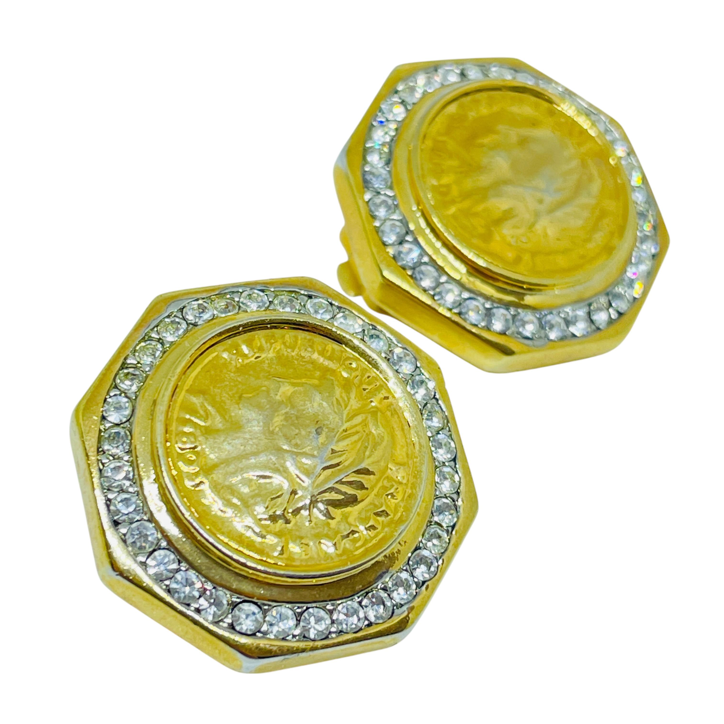 DETTAGLI

- senza segno

- tono oro con strass

- orecchini vintage di design 

MISURE

-

CONDIZIONE

- ottime condizioni vintage con minimi segni di usura

Sku 51

❤️❤️ GIOIELLI VINTAGE DI DESIGN ❤️❤️

❤️❤️ ALEXANDER'S BOUTIQUE ❤️❤️